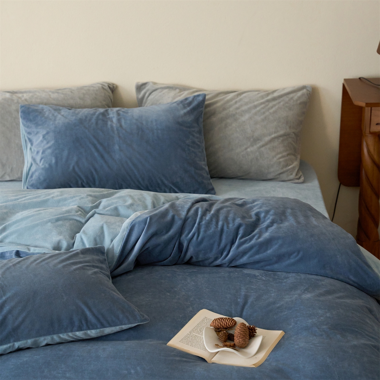 91家纺网 家纺一手货源 找家纺 121 2025新款轻奢新法式德芙绒宝宝绒婴儿绒短毛绒牛奶绒四件套床单被套 魅蓝水蓝