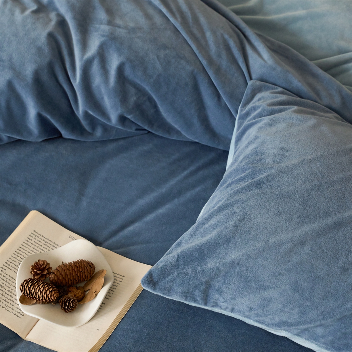 91家纺网 家纺一手货源 找家纺 121 2025新款轻奢新法式德芙绒宝宝绒婴儿绒短毛绒牛奶绒四件套床单被套 魅蓝水蓝