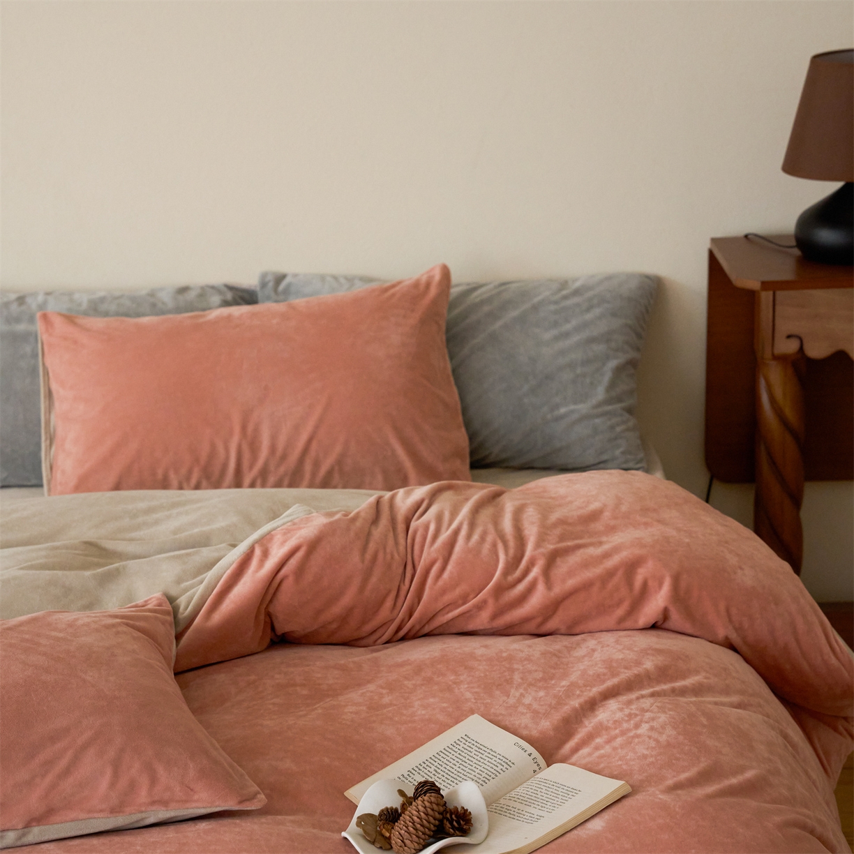 91家纺网 家纺一手货源 找家纺 121 2025新款轻奢新法式德芙绒宝宝绒婴儿绒短毛绒牛奶绒四件套床单被套 柔粉奶杏