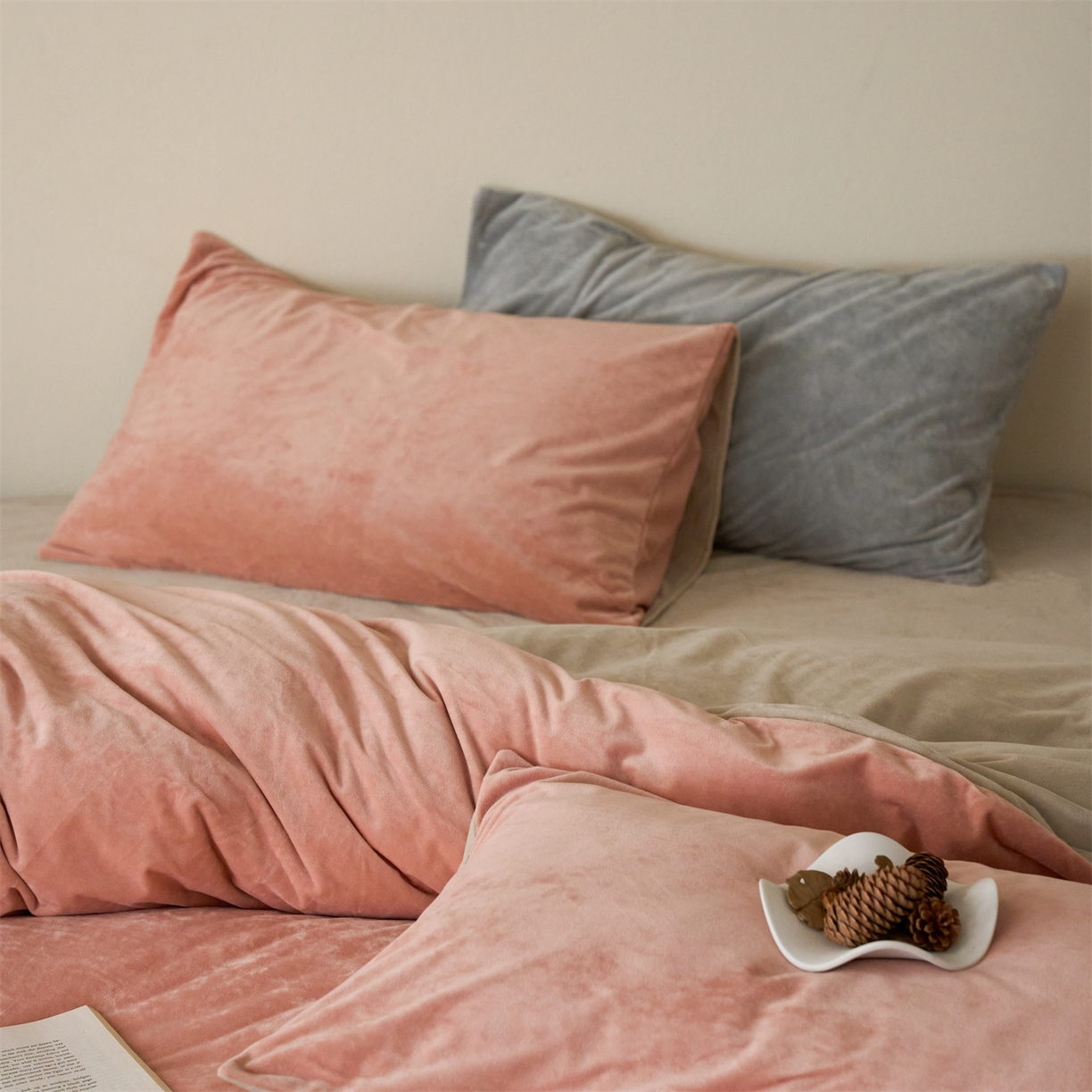 91家纺网 家纺一手货源 找家纺 121 2025新款轻奢新法式德芙绒宝宝绒婴儿绒短毛绒牛奶绒四件套床单被套 柔粉奶杏