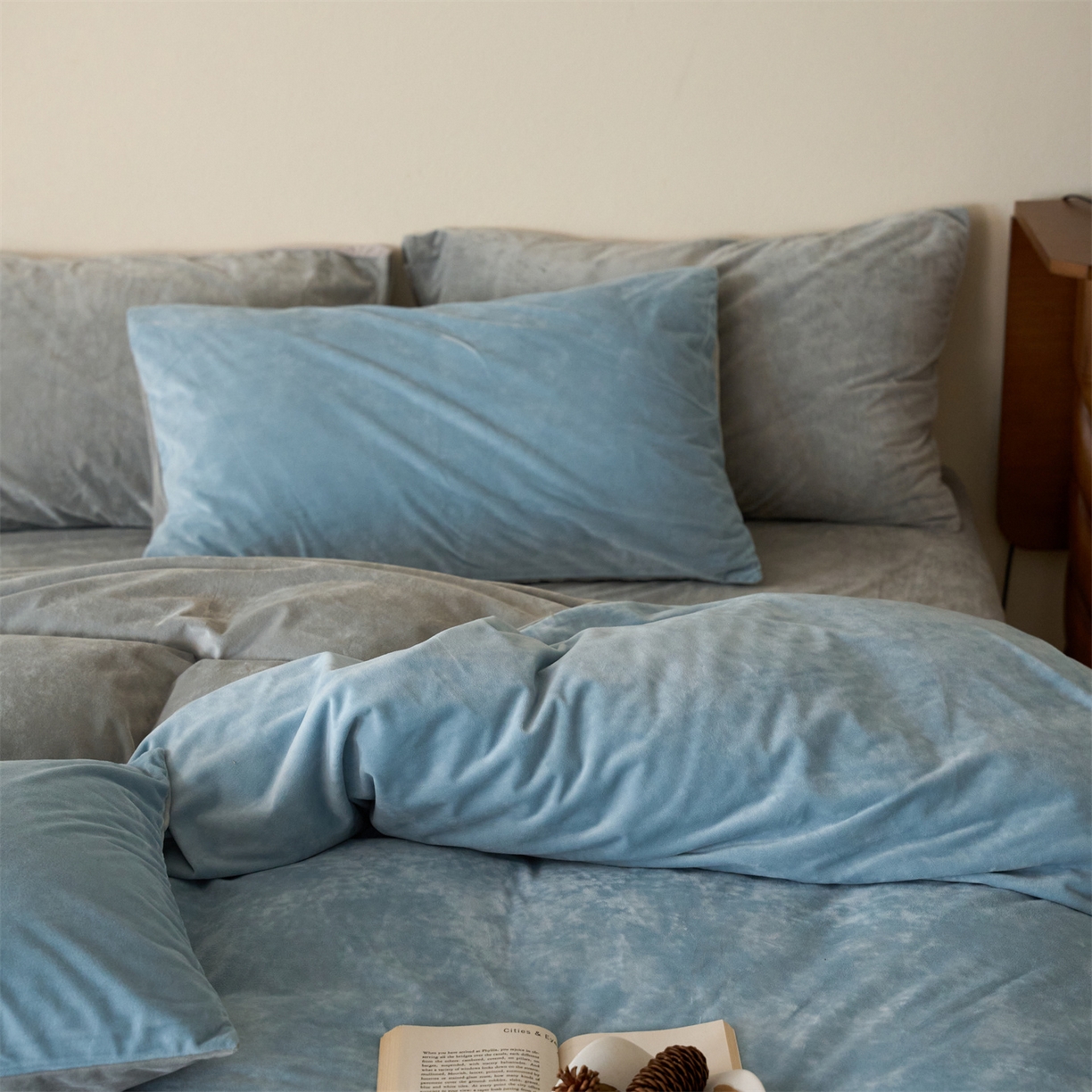 91家纺网 家纺一手货源 找家纺 121 2025新款轻奢新法式德芙绒宝宝绒婴儿绒短毛绒牛奶绒四件套床单被套 天蓝烟灰