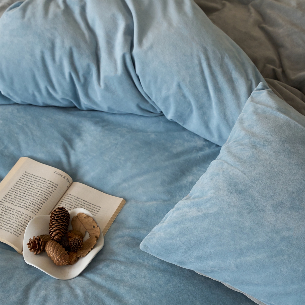 91家纺网 家纺一手货源 找家纺 121 2025新款轻奢新法式德芙绒宝宝绒婴儿绒短毛绒牛奶绒四件套床单被套 天蓝烟灰