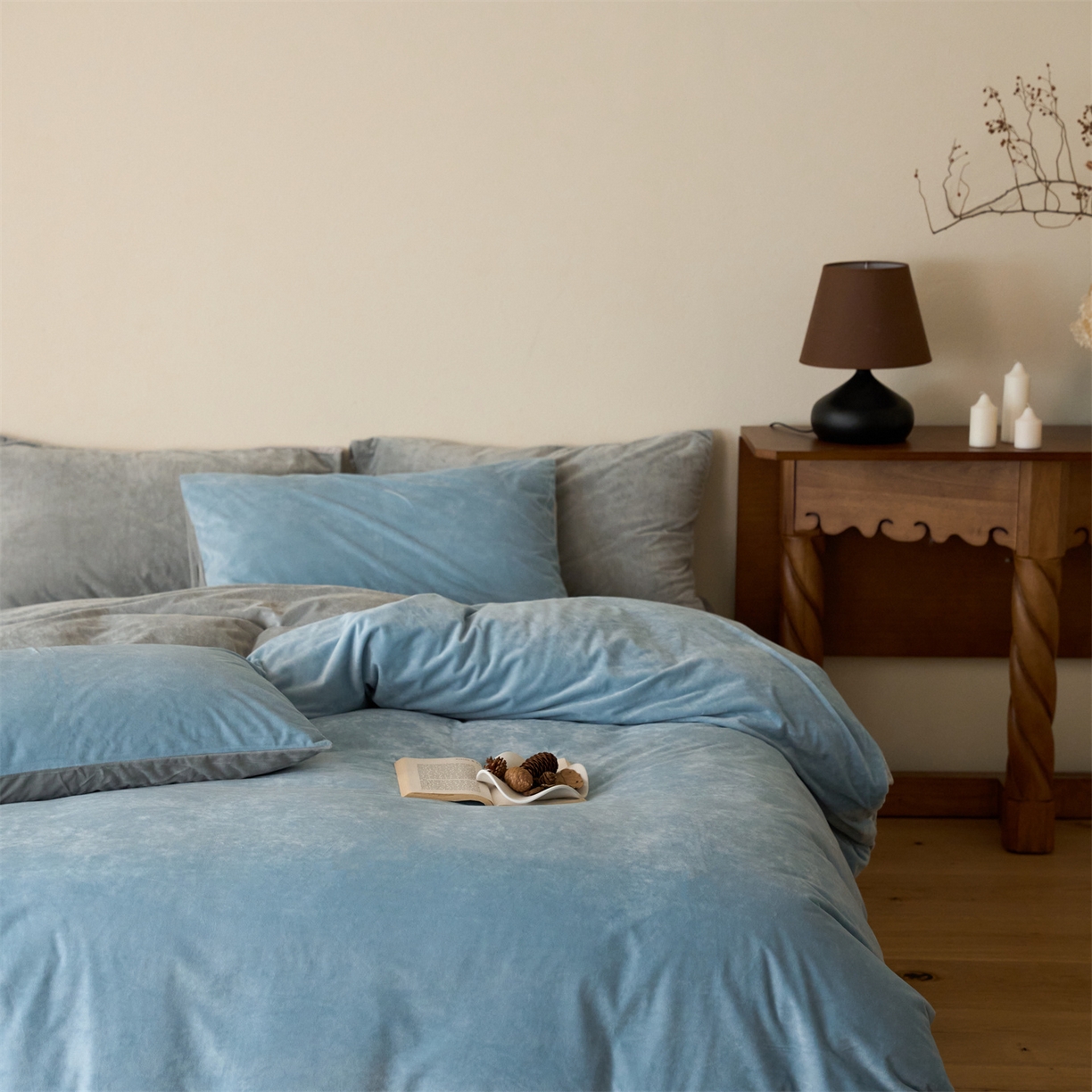 91家纺网 家纺一手货源 找家纺 121 2025新款轻奢新法式德芙绒宝宝绒婴儿绒短毛绒牛奶绒四件套床单被套 天蓝烟灰