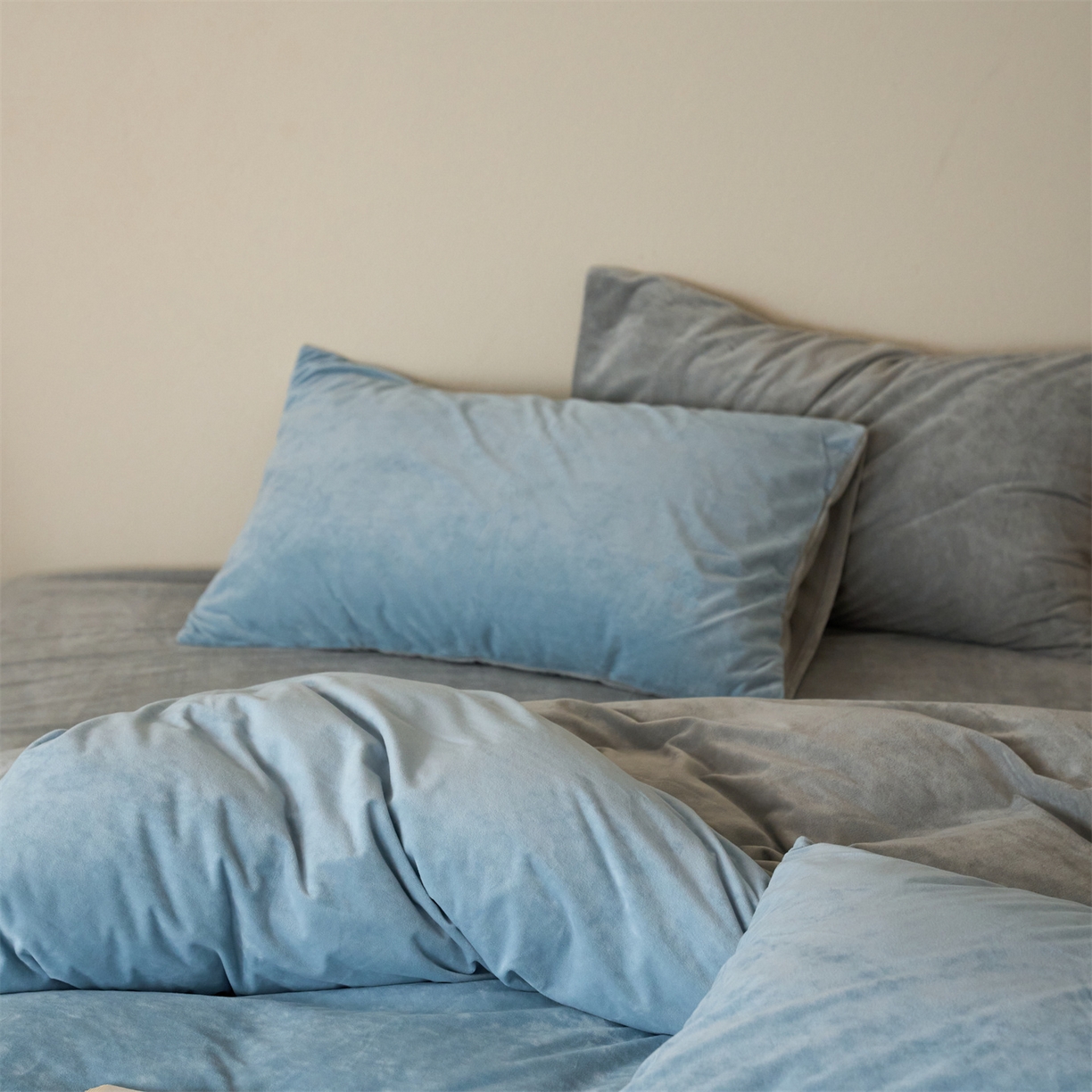 91家纺网 家纺一手货源 找家纺 121 2025新款轻奢新法式德芙绒宝宝绒婴儿绒短毛绒牛奶绒四件套床单被套 天蓝烟灰