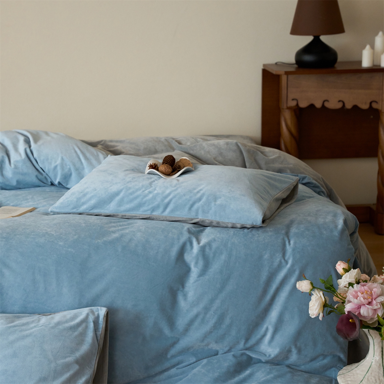 91家纺网 家纺一手货源 找家纺 121 2025新款轻奢新法式德芙绒宝宝绒婴儿绒短毛绒牛奶绒四件套床单被套 天蓝烟灰