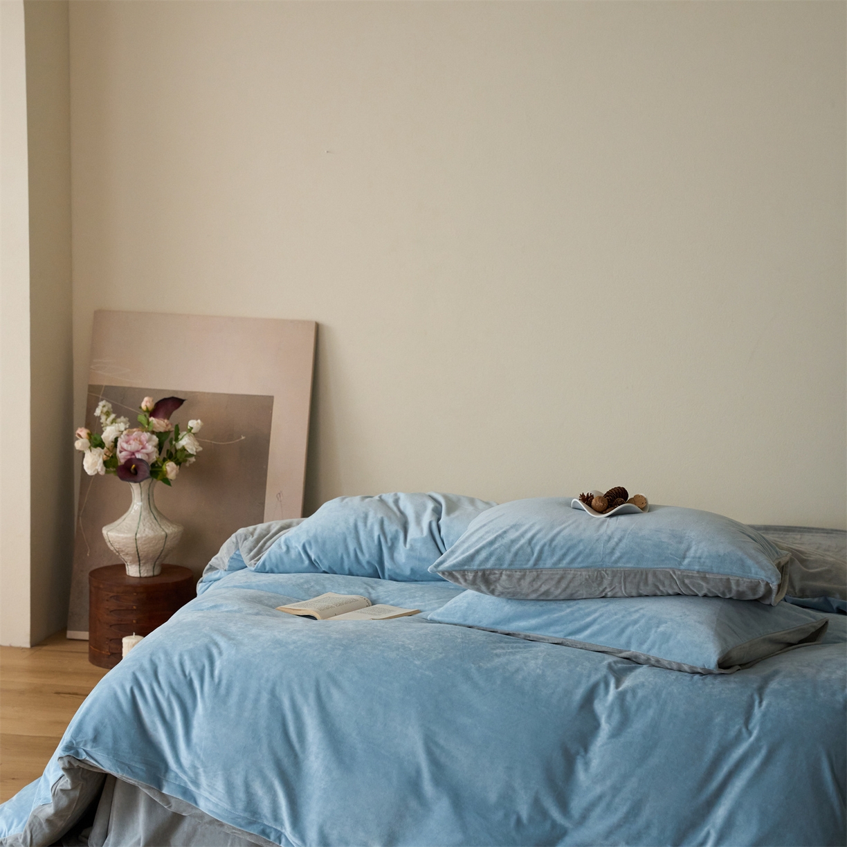 91家纺网 家纺一手货源 找家纺 121 2025新款轻奢新法式德芙绒宝宝绒婴儿绒短毛绒牛奶绒四件套床单被套 天蓝烟灰