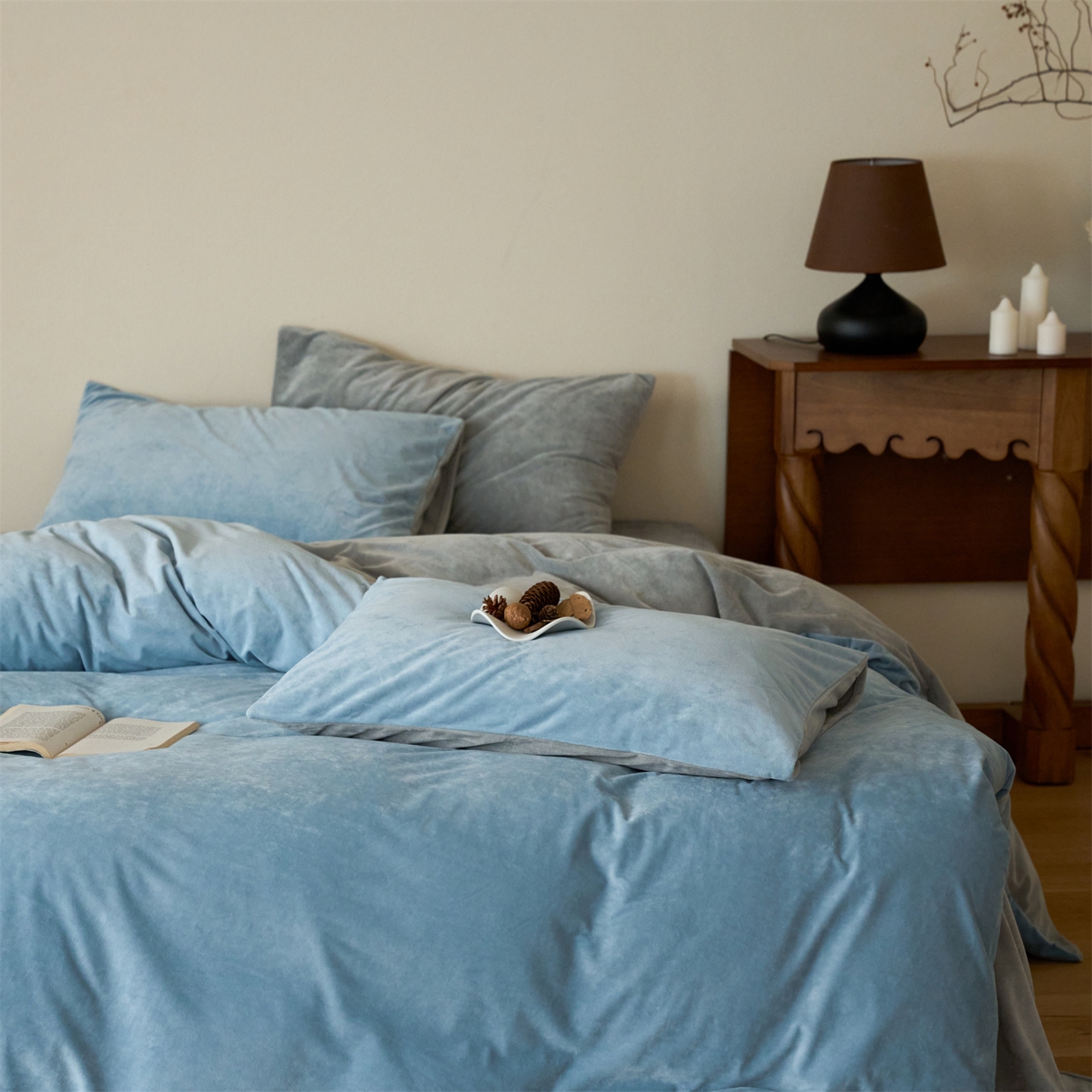 91家纺网 家纺一手货源 找家纺 121 2025新款轻奢新法式德芙绒宝宝绒婴儿绒短毛绒牛奶绒四件套床单被套 天蓝烟灰