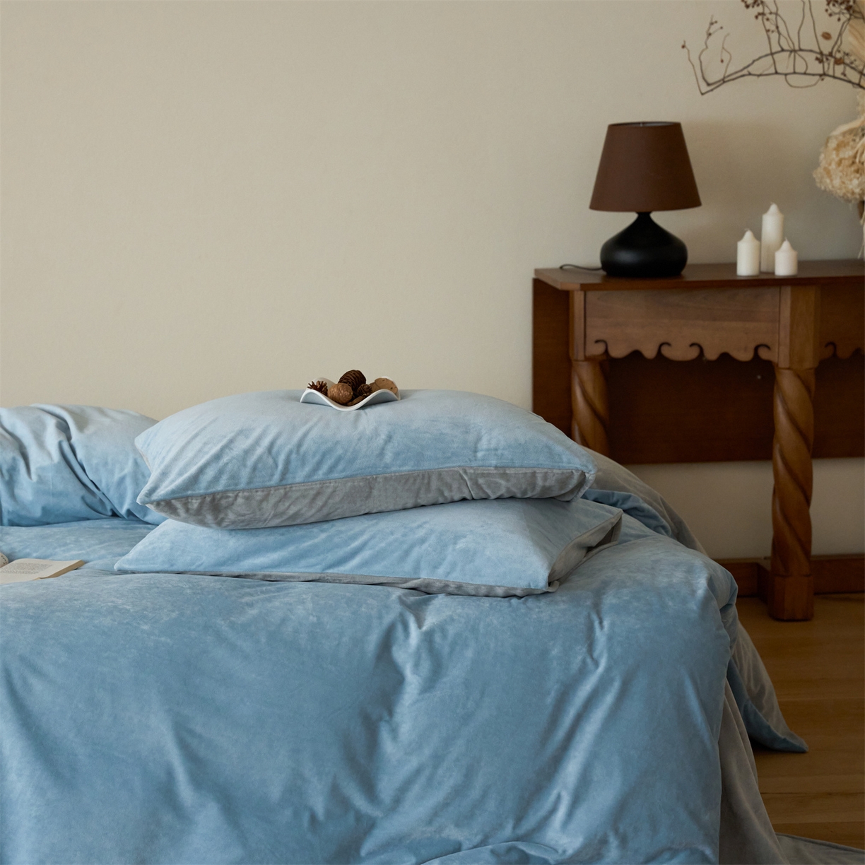 91家纺网 家纺一手货源 找家纺 121 2025新款轻奢新法式德芙绒宝宝绒婴儿绒短毛绒牛奶绒四件套床单被套 天蓝烟灰