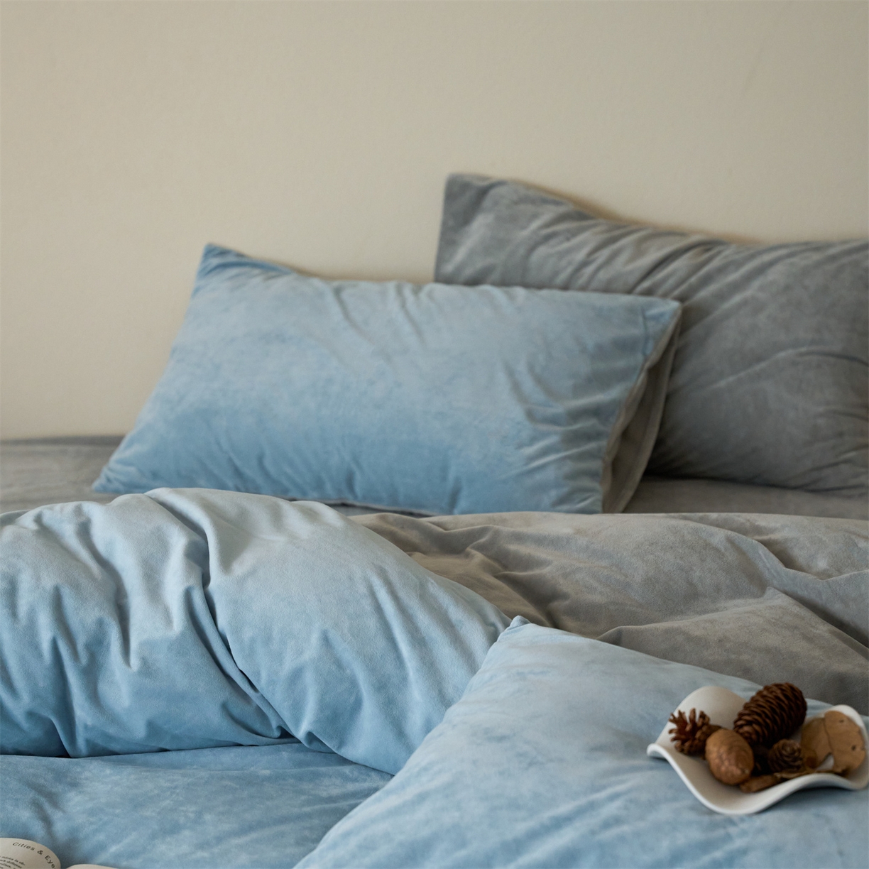 91家纺网 家纺一手货源 找家纺 121 2025新款轻奢新法式德芙绒宝宝绒婴儿绒短毛绒牛奶绒四件套床单被套 天蓝烟灰