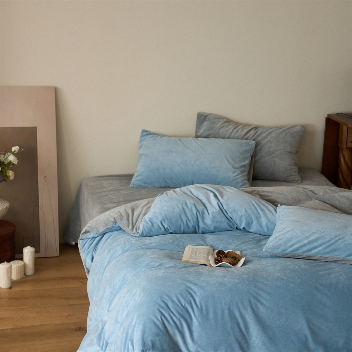 91家纺网 家纺一手货源 找家纺 121 2025新款轻奢新法式德芙绒宝宝绒婴儿绒短毛绒牛奶绒四件套床单被套 天蓝烟灰