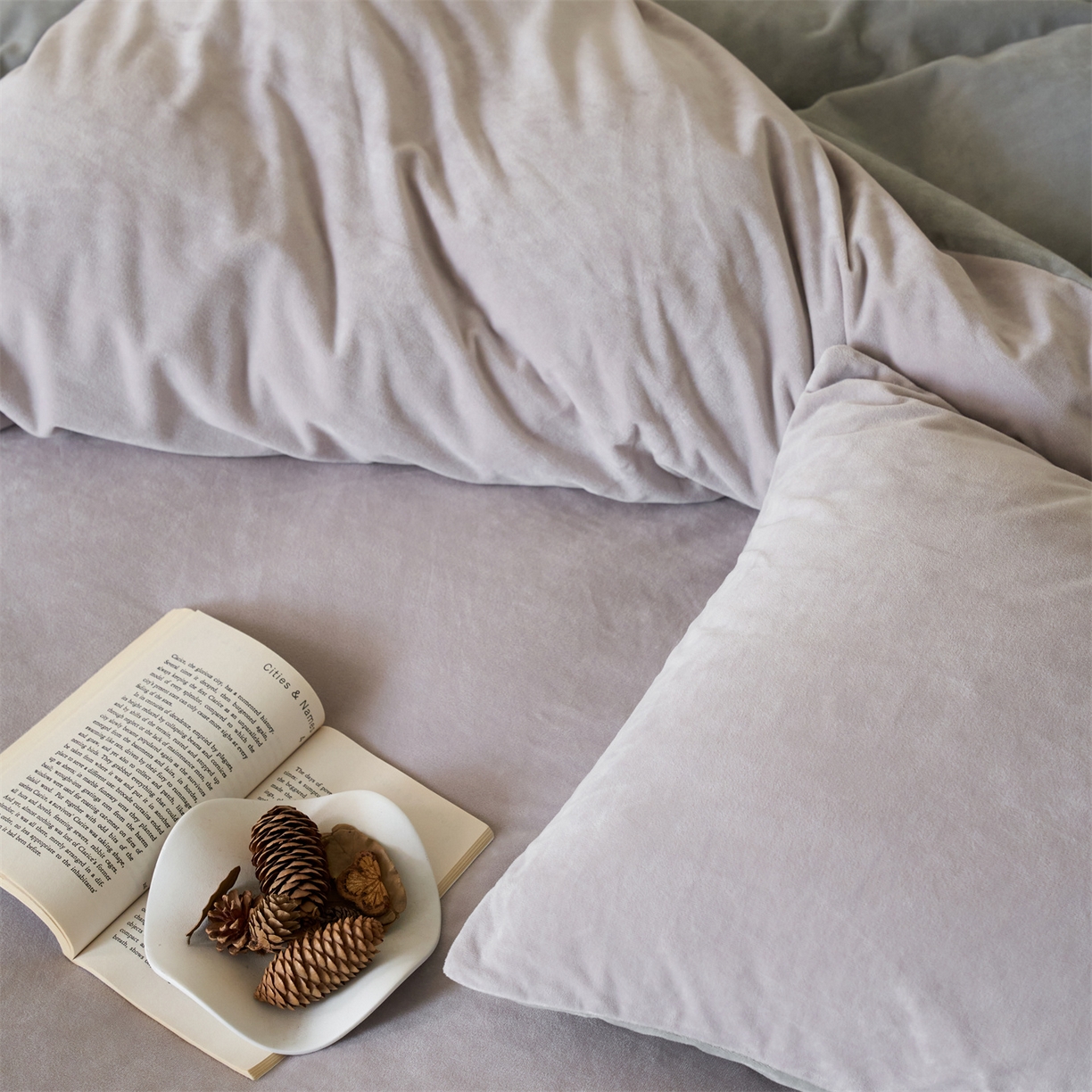 91家纺网 家纺一手货源 找家纺 121 2025新款轻奢新法式德芙绒宝宝绒婴儿绒短毛绒牛奶绒四件套床单被套 雾紫烟灰