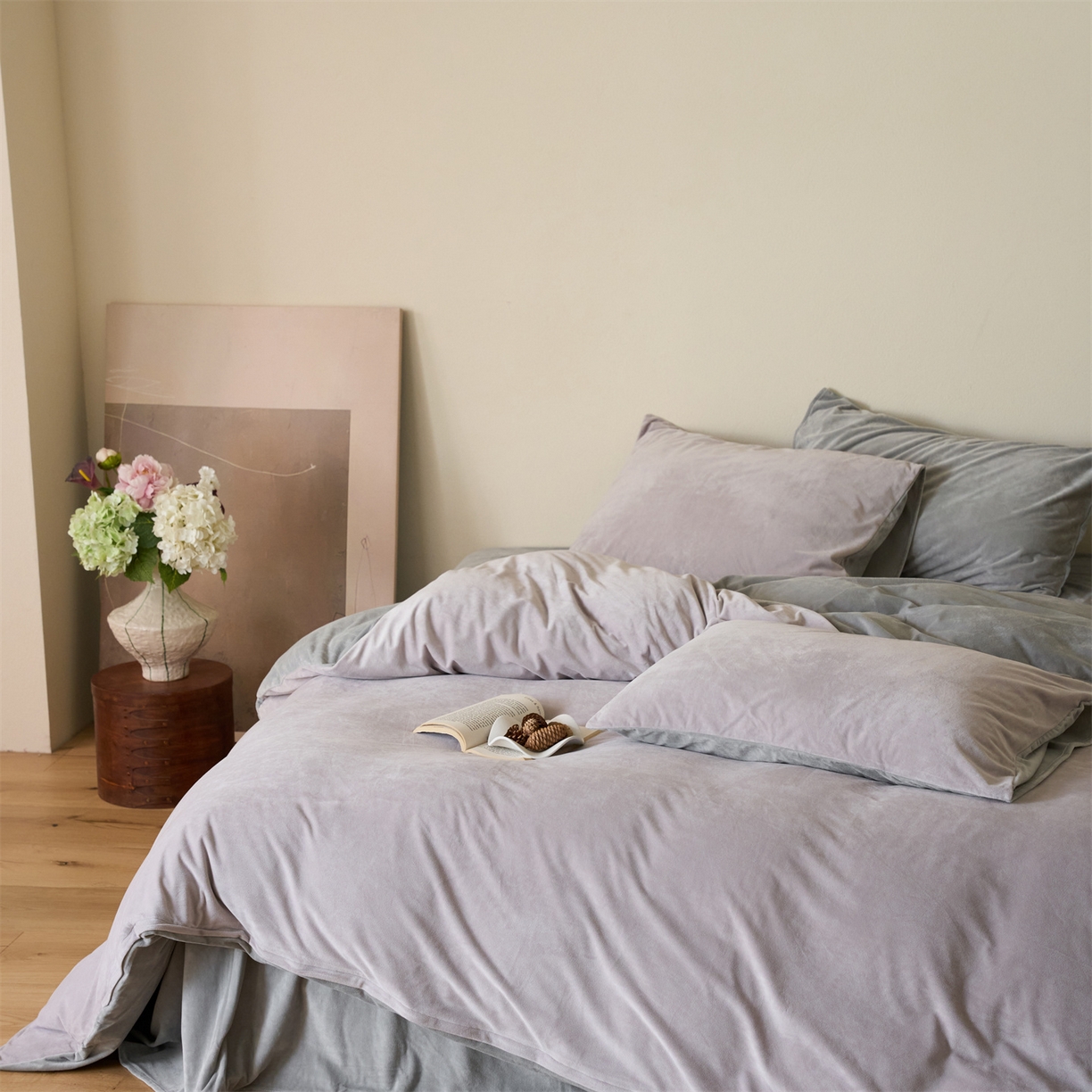 91家纺网 家纺一手货源 找家纺 121 2025新款轻奢新法式德芙绒宝宝绒婴儿绒短毛绒牛奶绒四件套床单被套 雾紫烟灰