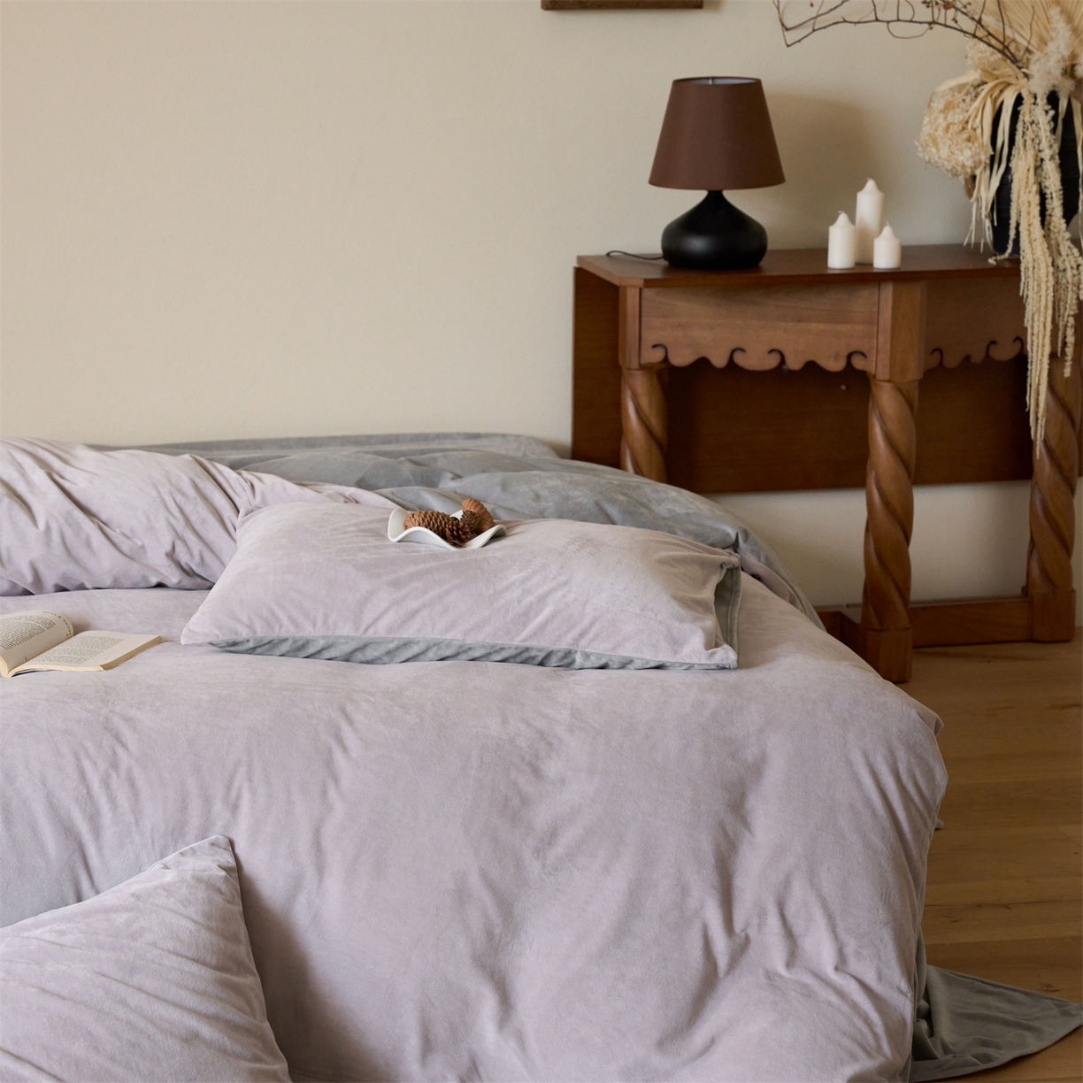 91家纺网 家纺一手货源 找家纺 121 2025新款轻奢新法式德芙绒宝宝绒婴儿绒短毛绒牛奶绒四件套床单被套 雾紫烟灰