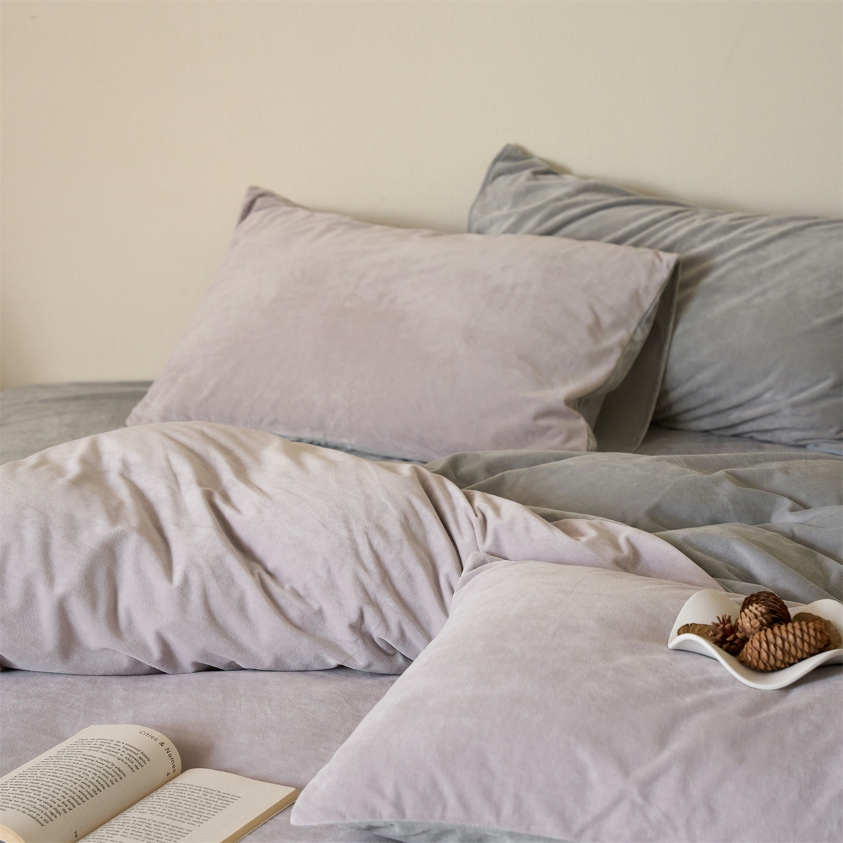 91家纺网 家纺一手货源 找家纺 121 2025新款轻奢新法式德芙绒宝宝绒婴儿绒短毛绒牛奶绒四件套床单被套 雾紫烟灰