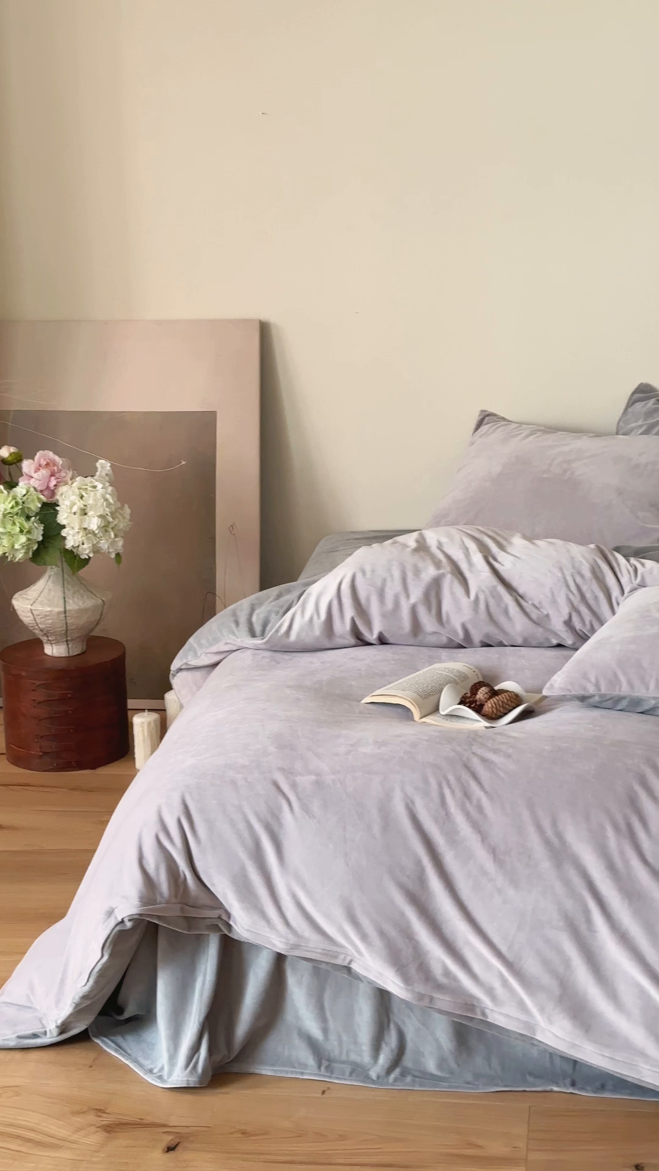 91家纺网 家纺一手货源 找家纺 121 2025新款轻奢新法式德芙绒宝宝绒婴儿绒短毛绒牛奶绒四件套床单被套 雾紫烟灰