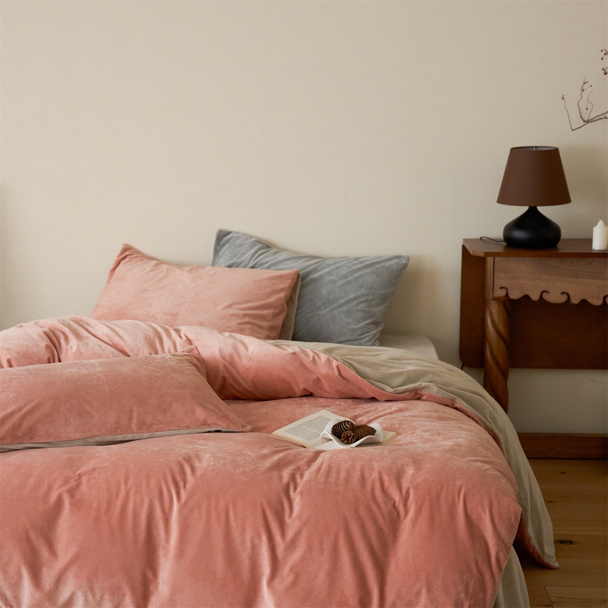 91家纺网 家纺一手货源 找家纺 121 2025新款轻奢新法式德芙绒宝宝绒婴儿绒短毛绒牛奶绒四件套床单被套 柔粉奶杏