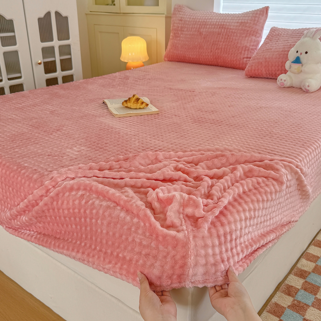 91家纺网 家纺一手货源 找家纺 十一家居 2025年新款A类高克重仿兔毛泡泡绒单床笠单品床笠床笠单件 樱花粉