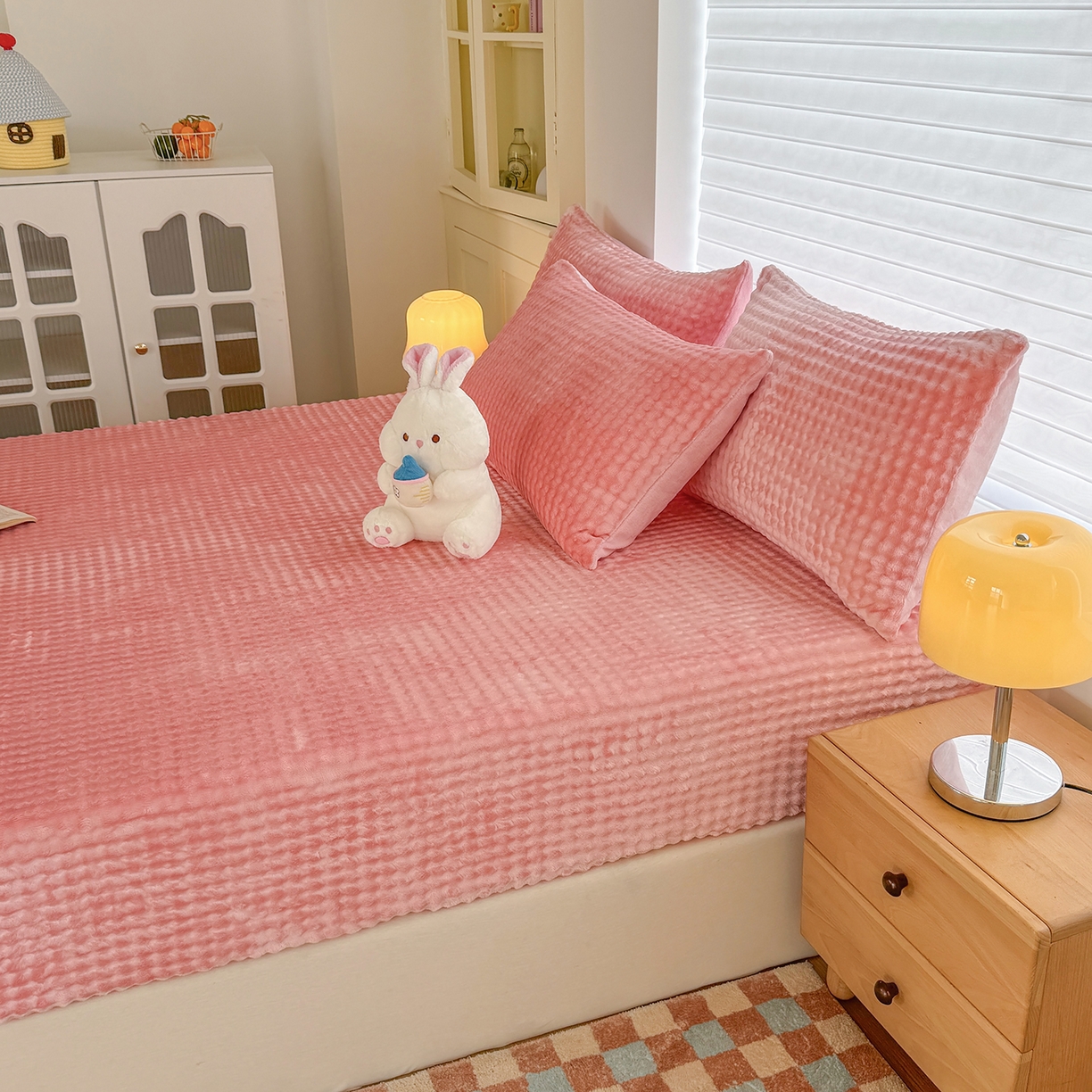 91家纺网 家纺一手货源 找家纺 十一家居 2025年新款A类高克重仿兔毛泡泡绒单床笠单品床笠床笠单件 樱花粉