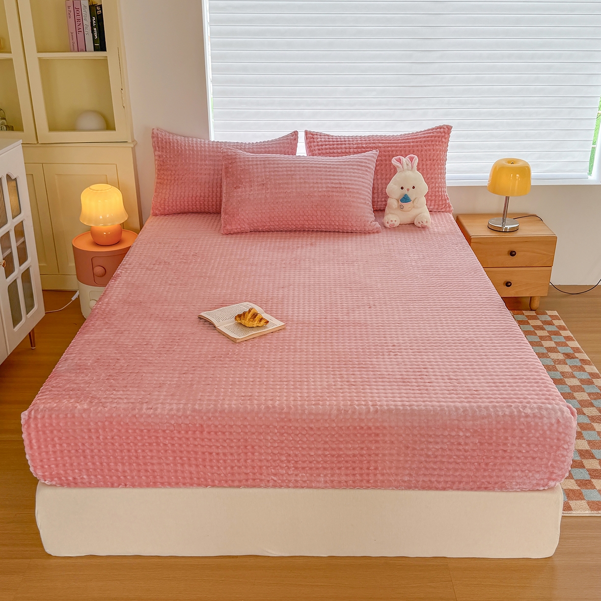 91家纺网 家纺一手货源 找家纺 十一家居 2025年新款A类高克重仿兔毛泡泡绒单床笠单品床笠床笠单件 樱花粉