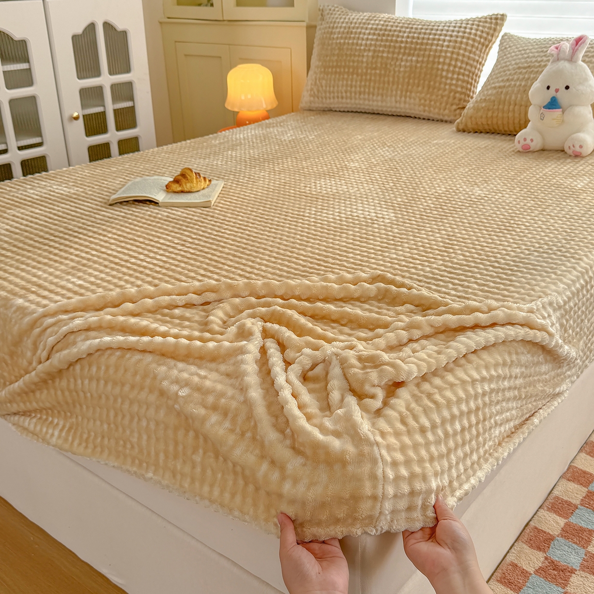 91家纺网 家纺一手货源 找家纺 十一家居 2025年新款A类高克重仿兔毛泡泡绒单床笠单品床笠床笠单件 浅咖驼