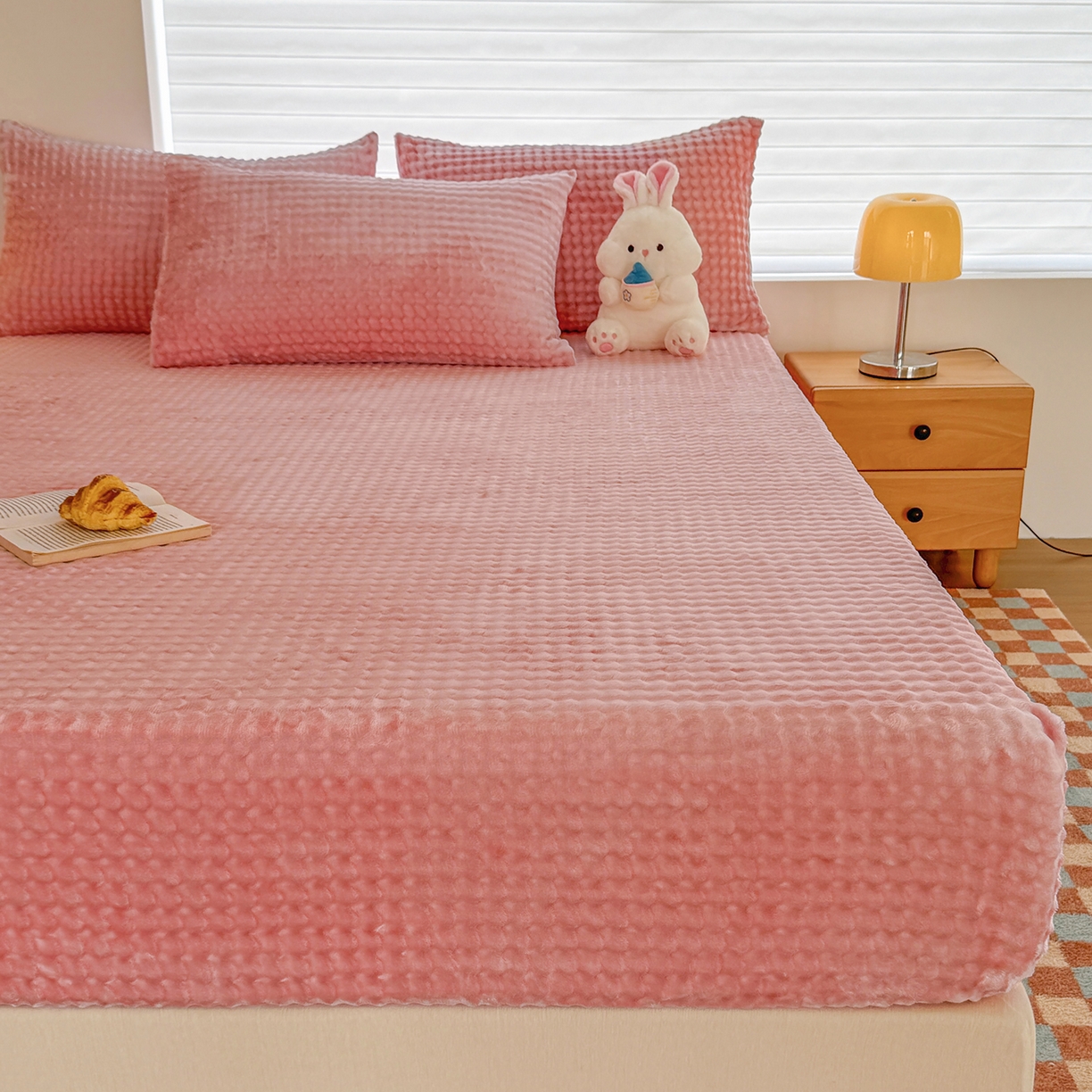 91家纺网 家纺一手货源 找家纺 十一家居 2025年新款A类高克重仿兔毛泡泡绒单床笠单品床笠床笠单件 樱花粉