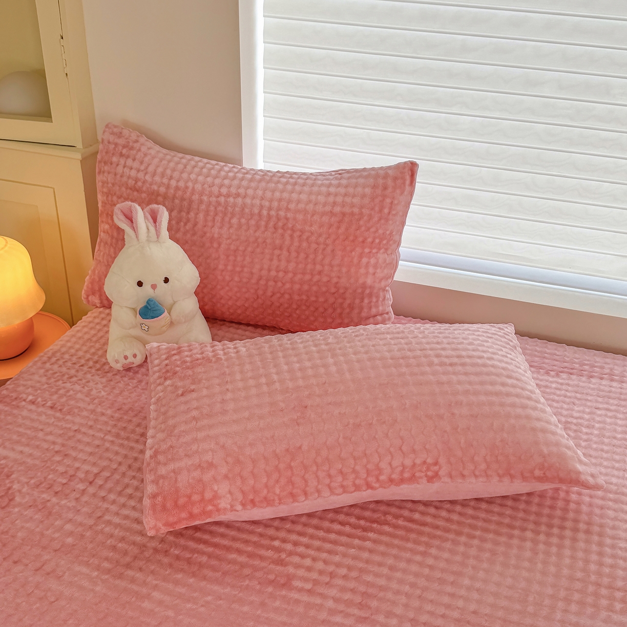 91家纺网 家纺一手货源 找家纺 十一家居 2025年新款A类高克重仿兔毛泡泡绒单床笠单品床笠床笠单件 樱花粉