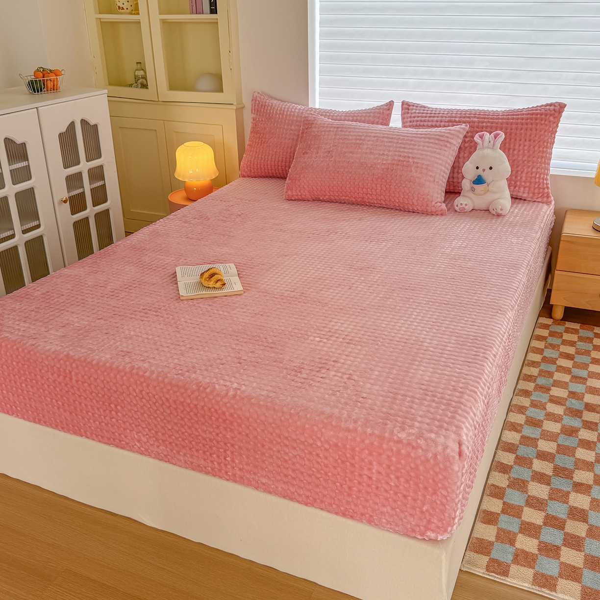 91家纺网 家纺一手货源 找家纺 十一家居 2025年新款A类高克重仿兔毛泡泡绒单床笠单品床笠床笠单件 樱花粉