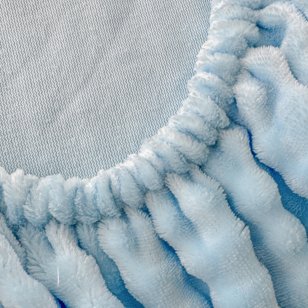 91家纺网 家纺一手货源 找家纺 十一家居 2025年新款A类高克重仿兔毛泡泡绒单床笠单品床笠床笠单件 典雅蓝