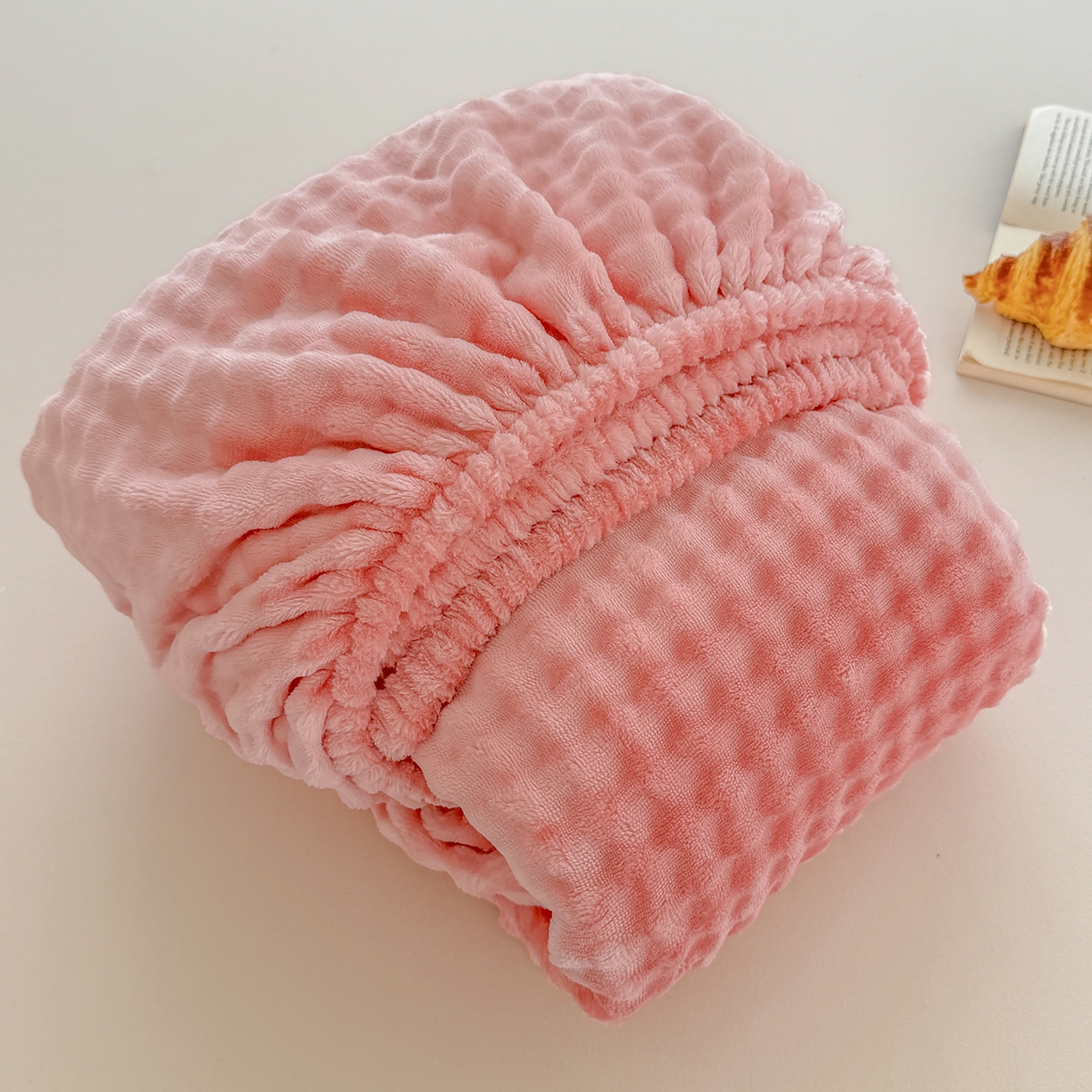 91家纺网 家纺一手货源 找家纺 十一家居 2025年新款A类高克重仿兔毛泡泡绒单床笠单品床笠床笠单件 樱花粉