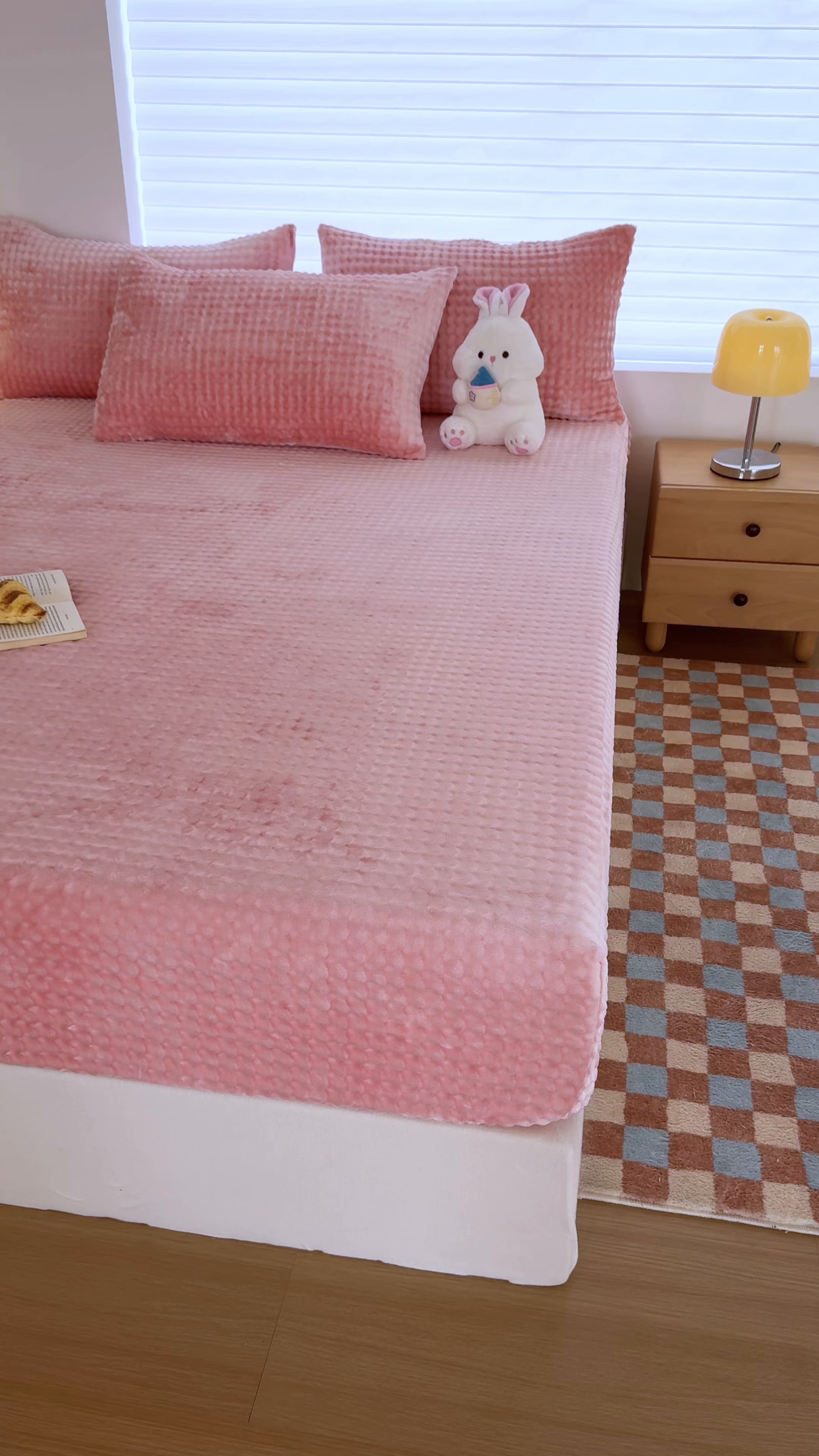 91家纺网 家纺一手货源 找家纺 十一家居 2025年新款A类高克重仿兔毛泡泡绒单床笠单品床笠床笠单件 樱花粉