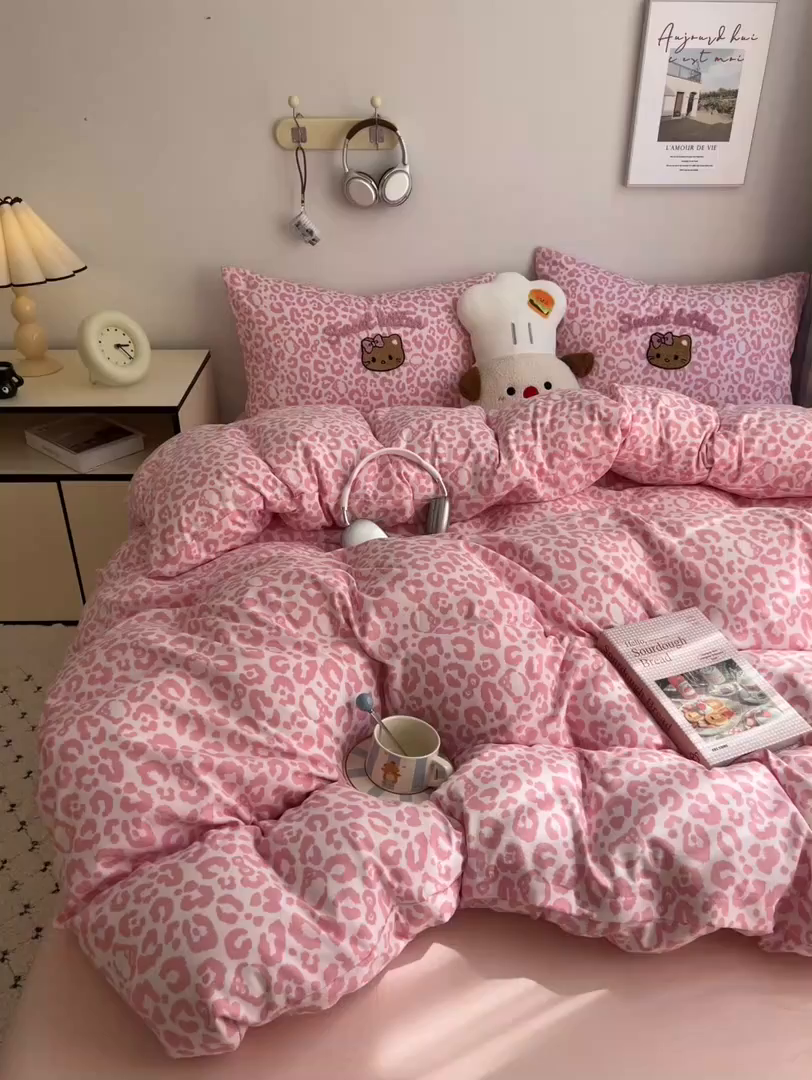 91家纺网 家纺一手货源 找家纺 （总）童颜 2025新款超柔水洗双层纱豹纹贴布绣印花四件套-场景二