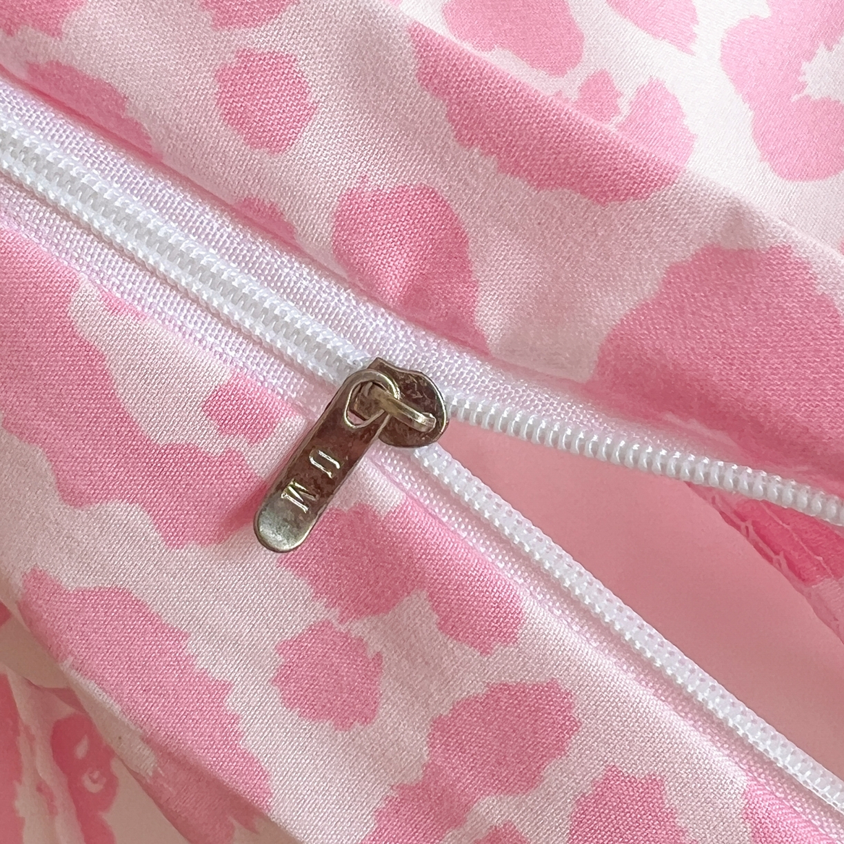 91家纺网 家纺一手货源 找家纺 （总）童颜 2025新款超柔水洗双层纱豹纹贴布绣印花四件套-场景二