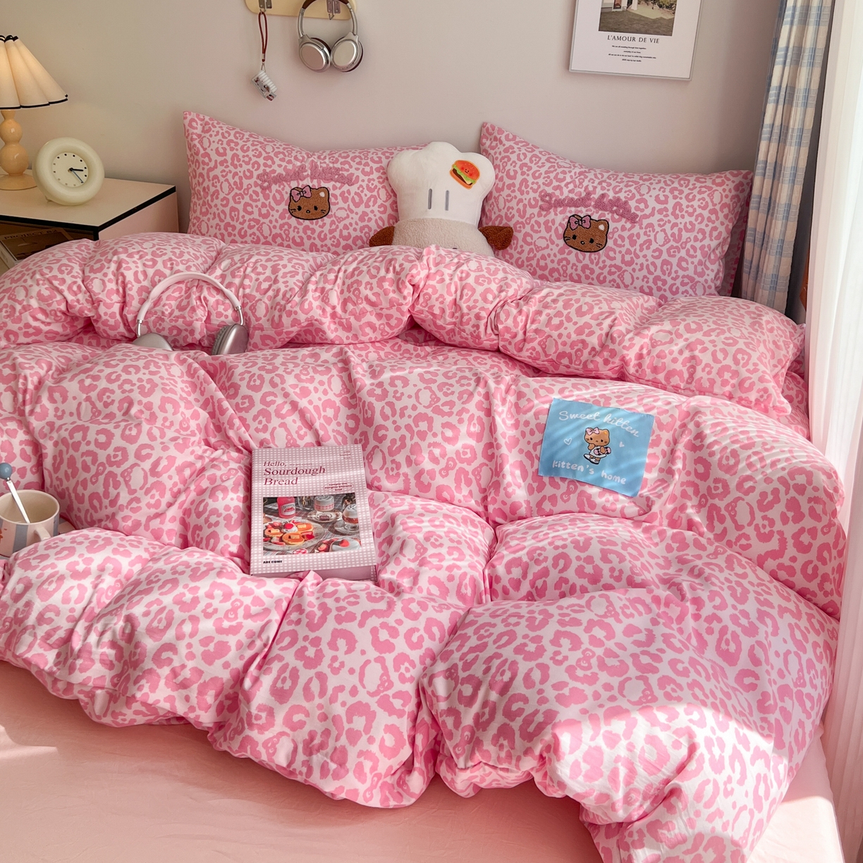 91家纺网 家纺一手货源 找家纺 （总）童颜 2025新款超柔水洗双层纱豹纹贴布绣印花四件套-场景二