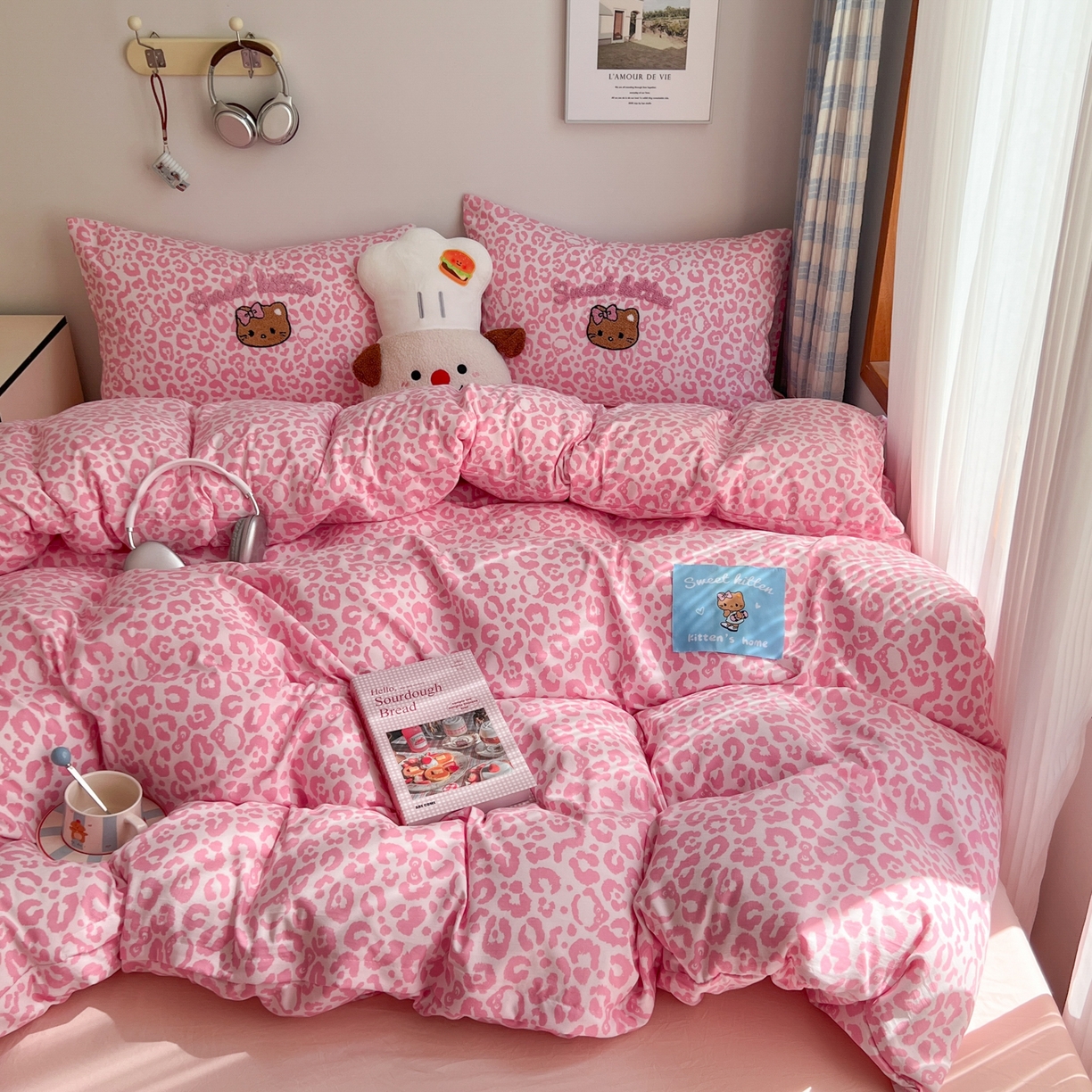 91家纺网 家纺一手货源 找家纺 （总）童颜 2025新款超柔水洗双层纱豹纹贴布绣印花四件套-场景二