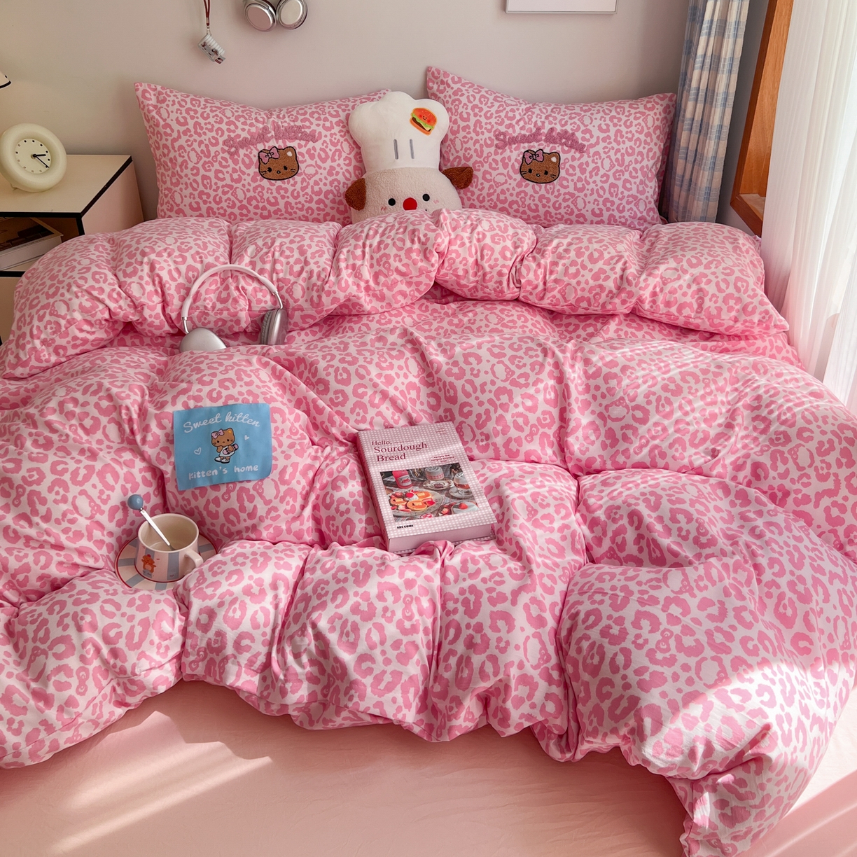 91家纺网 家纺一手货源 找家纺 （总）童颜 2025新款超柔水洗双层纱豹纹贴布绣印花四件套-场景二