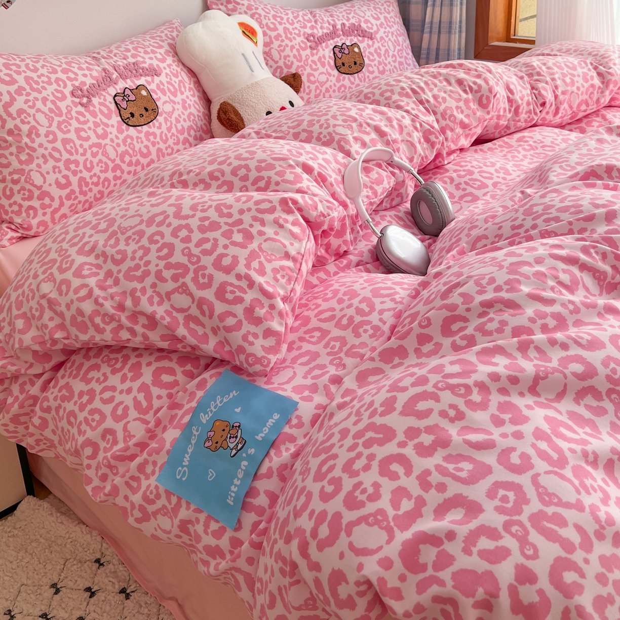 91家纺网 家纺一手货源 找家纺 （总）童颜 2025新款超柔水洗双层纱豹纹贴布绣印花四件套-场景二