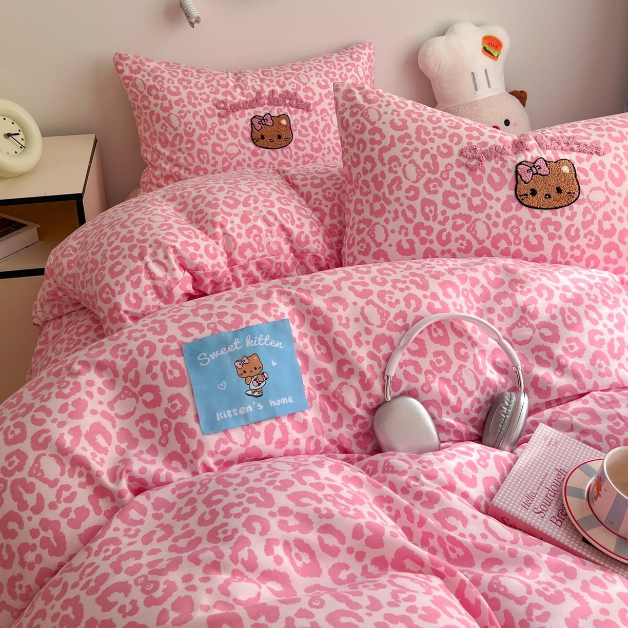 91家纺网 家纺一手货源 找家纺 （总）童颜 2025新款超柔水洗双层纱豹纹贴布绣印花四件套-场景二