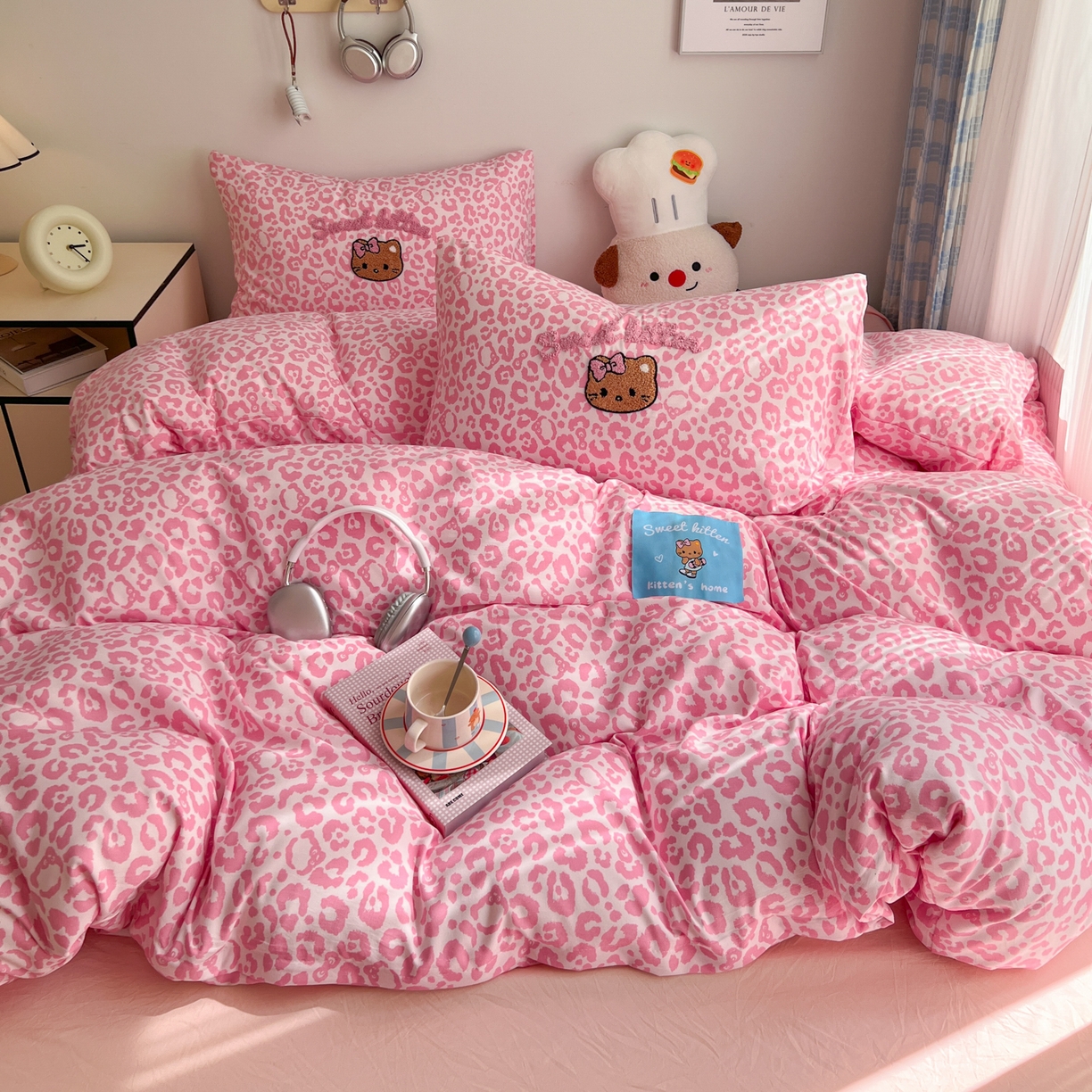 91家纺网 家纺一手货源 找家纺 （总）童颜 2025新款超柔水洗双层纱豹纹贴布绣印花四件套-场景二