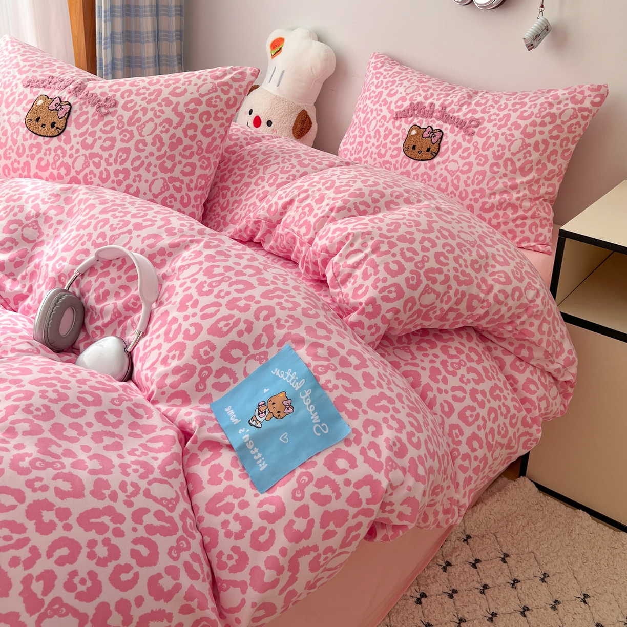 91家纺网 家纺一手货源 找家纺 （总）童颜 2025新款超柔水洗双层纱豹纹贴布绣印花四件套-场景二