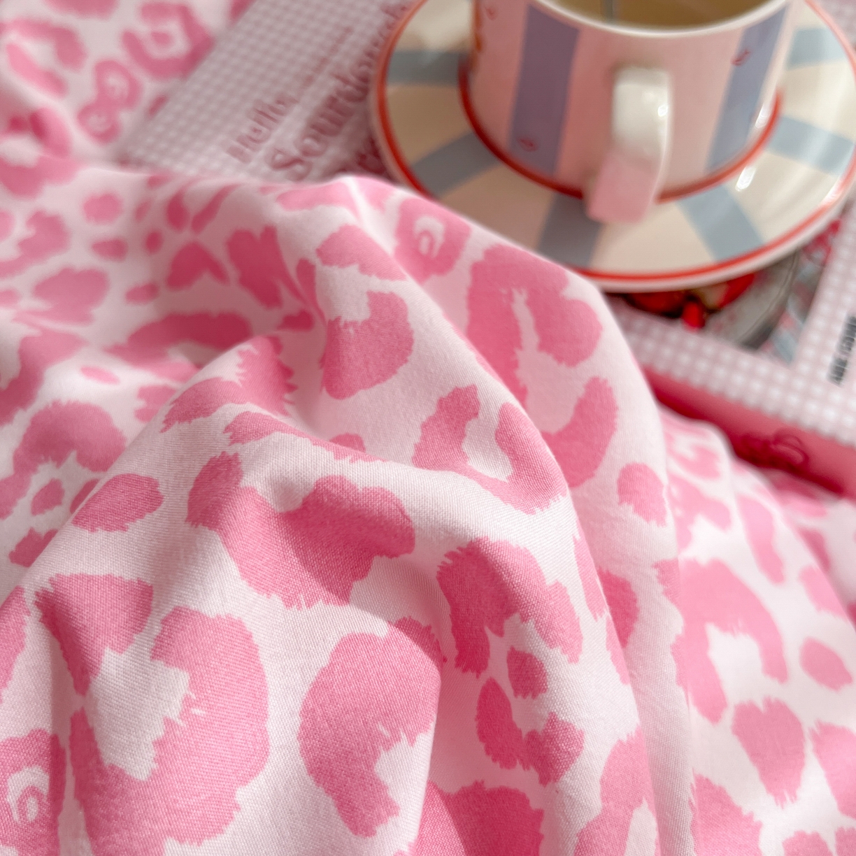 91家纺网 家纺一手货源 找家纺 （总）童颜 2025新款超柔水洗双层纱豹纹贴布绣印花四件套-场景二