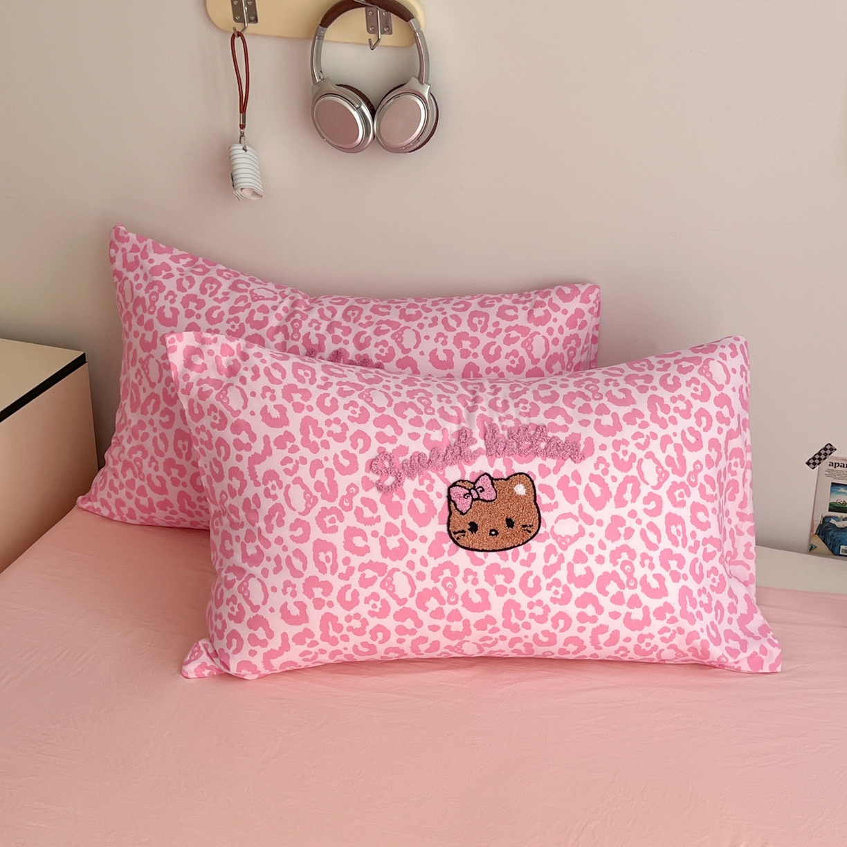 91家纺网 家纺一手货源 找家纺 （总）童颜 2025新款超柔水洗双层纱豹纹贴布绣印花四件套-场景二