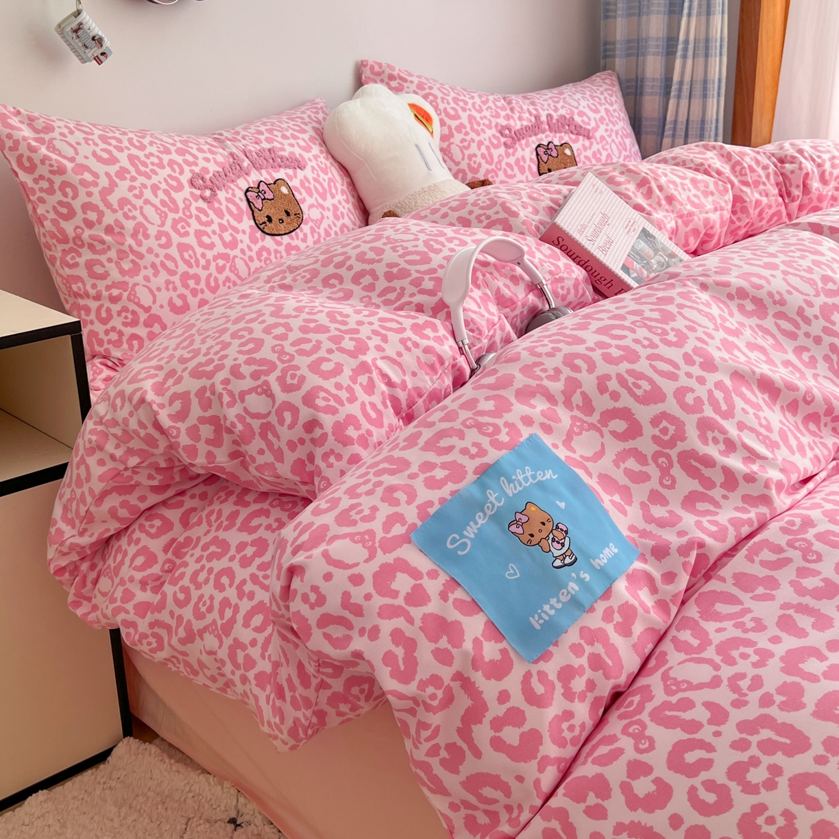 91家纺网 家纺一手货源 找家纺 （总）童颜 2025新款超柔水洗双层纱豹纹贴布绣印花四件套-场景二