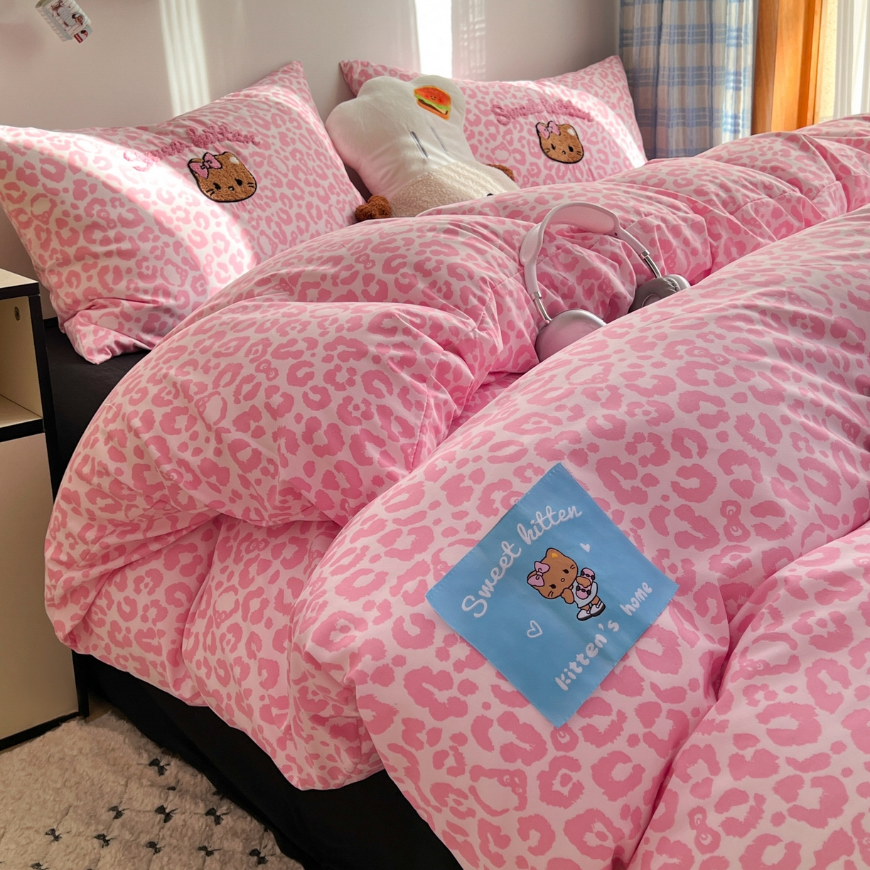 91家纺网 家纺一手货源 找家纺 （总）童颜 2025新款超柔水洗双层纱豹纹贴布绣印花四件套-场景二