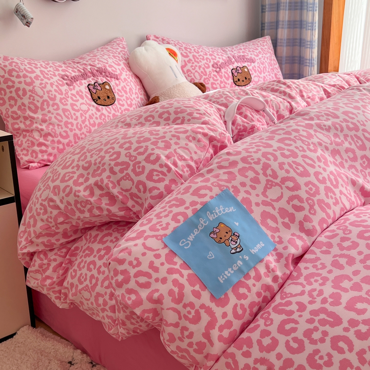 91家纺网 家纺一手货源 找家纺 （总）童颜 2025新款超柔水洗双层纱豹纹贴布绣印花四件套-场景二