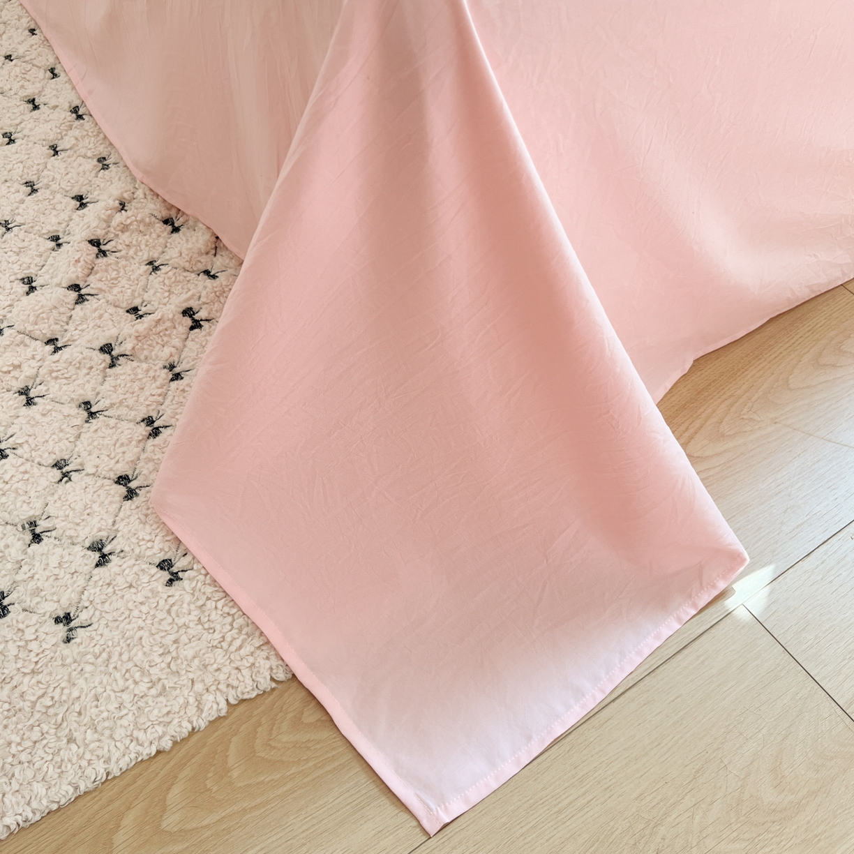 91家纺网 家纺一手货源 找家纺 童颜 2025新款超柔水洗双层纱豹纹贴布绣印花四件套-场景二 豹纹猫咪粉