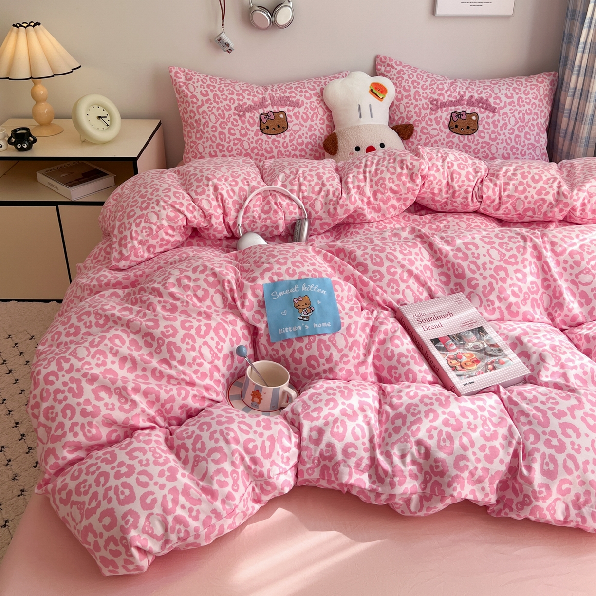 91家纺网 家纺一手货源 找家纺 童颜 2025新款超柔水洗双层纱豹纹贴布绣印花四件套-场景二 豹纹猫咪粉