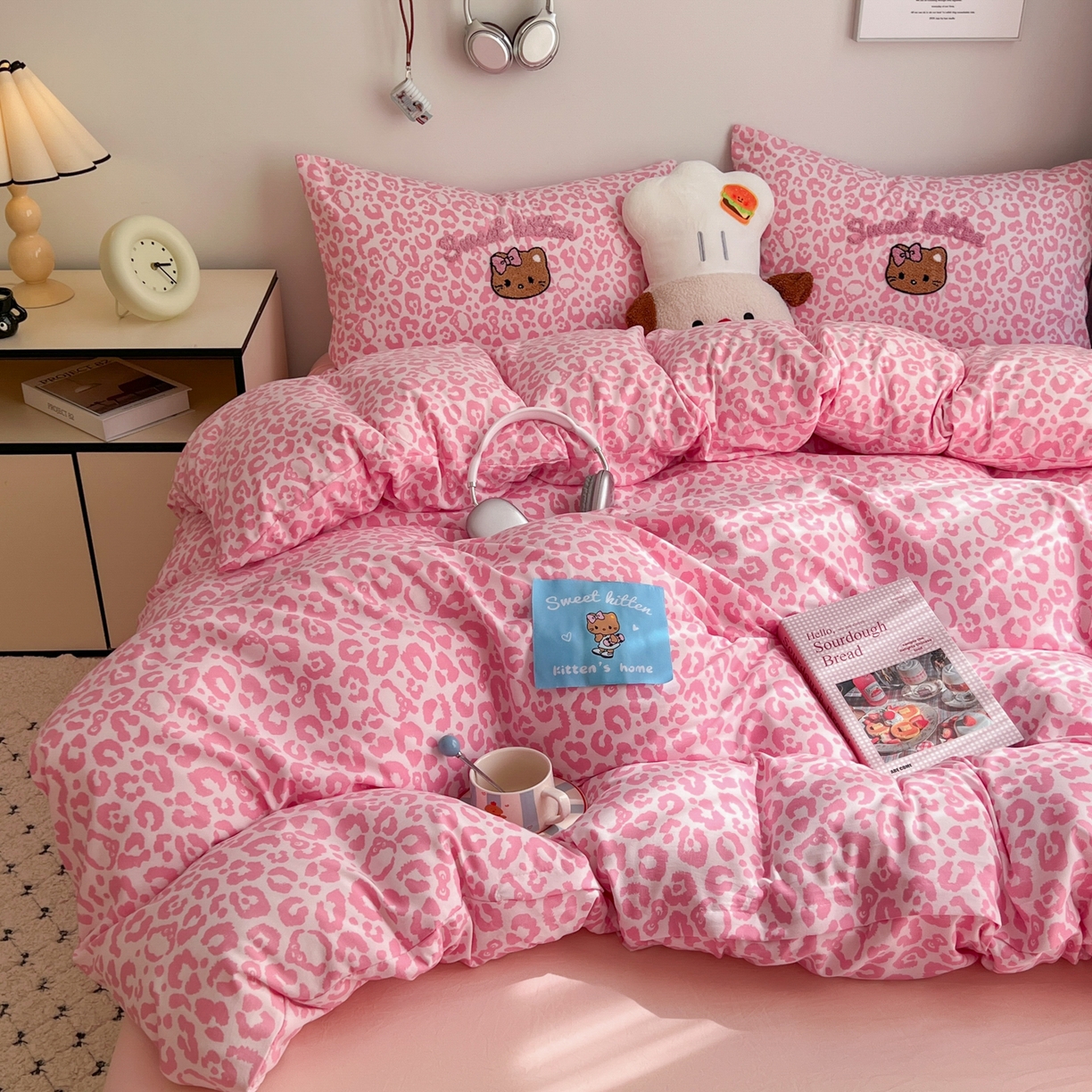 91家纺网 家纺一手货源 找家纺 童颜 2025新款超柔水洗双层纱豹纹贴布绣印花四件套-场景二 豹纹猫咪粉