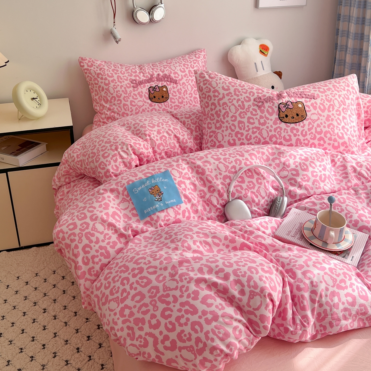 91家纺网 家纺一手货源 找家纺 童颜 2025新款超柔水洗双层纱豹纹贴布绣印花四件套-场景二 豹纹猫咪粉