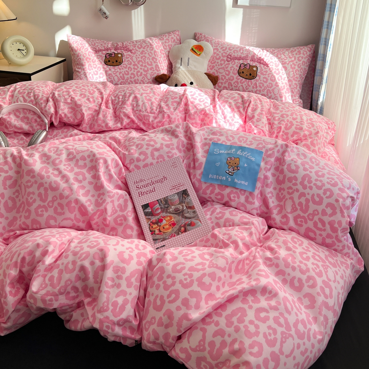 91家纺网 家纺一手货源 找家纺 童颜 2025新款超柔水洗双层纱豹纹贴布绣印花四件套-场景二 豹纹猫咪粉+酷黑