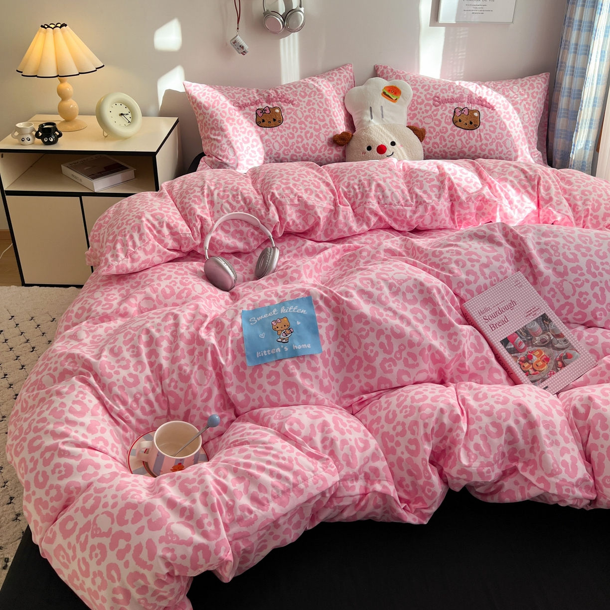 91家纺网 家纺一手货源 找家纺 童颜 2025新款超柔水洗双层纱豹纹贴布绣印花四件套-场景二 豹纹猫咪粉+酷黑